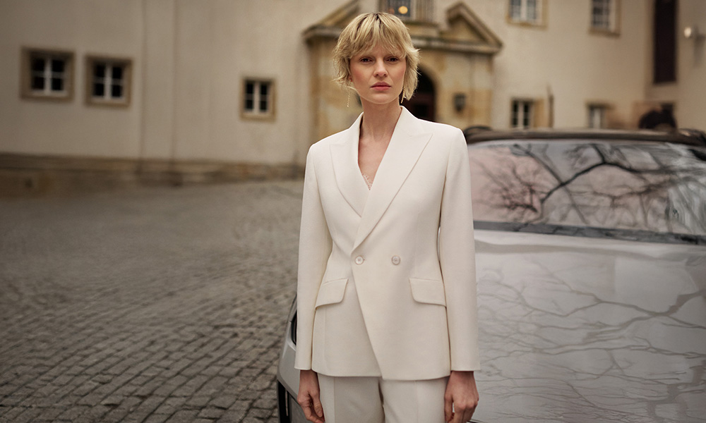 Kobieta w eleganckim białym garniturze Vistula. - zdjęcie