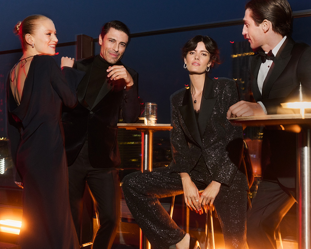 Osoby siedzące przy stolikach barowych na tarasie widokowym - zdjęcie.