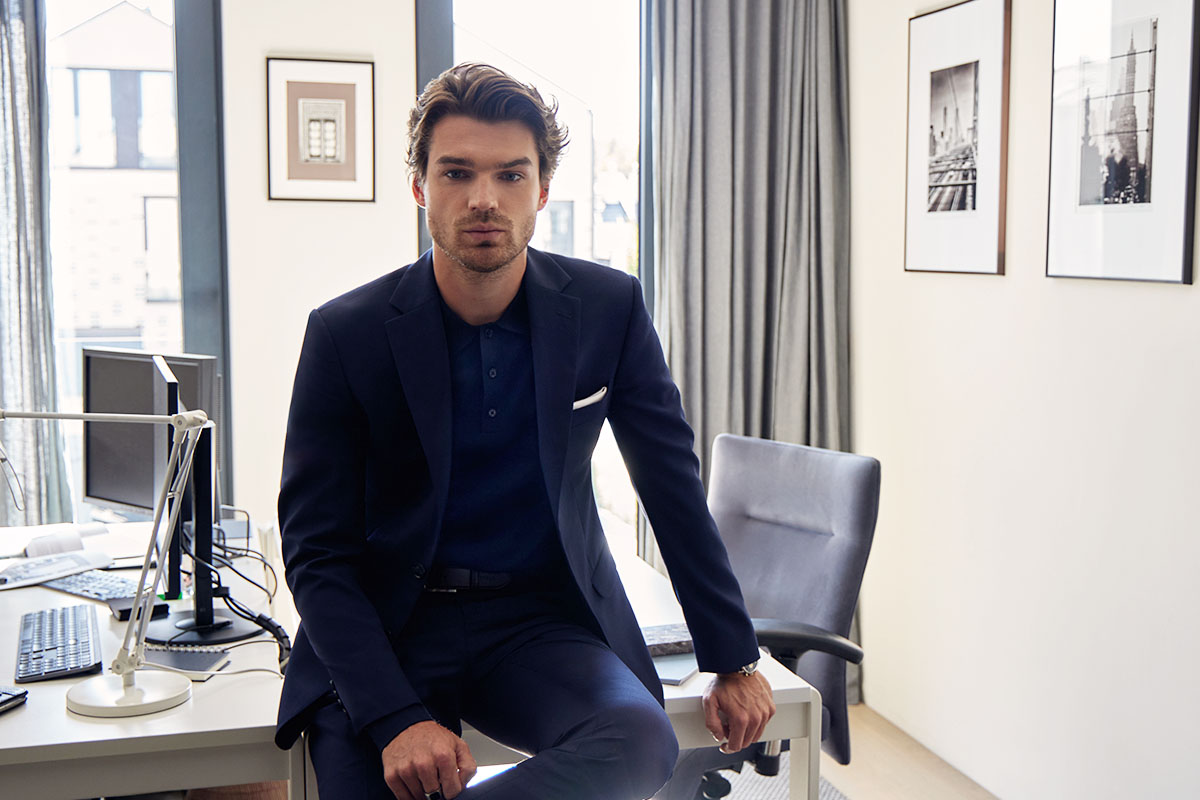 Granatowy garnitur – jakie buty, jaka koszula? Pomysły na stylizacje