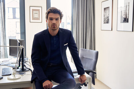 Granatowy garnitur – jakie buty, jaka koszula? Pomysły na stylizacje