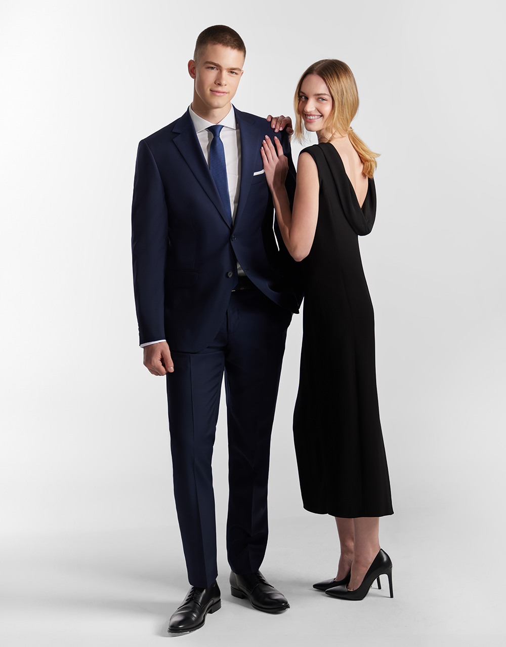 Para młodych ludzi ubranych w eleganckie zestawy Vistula.