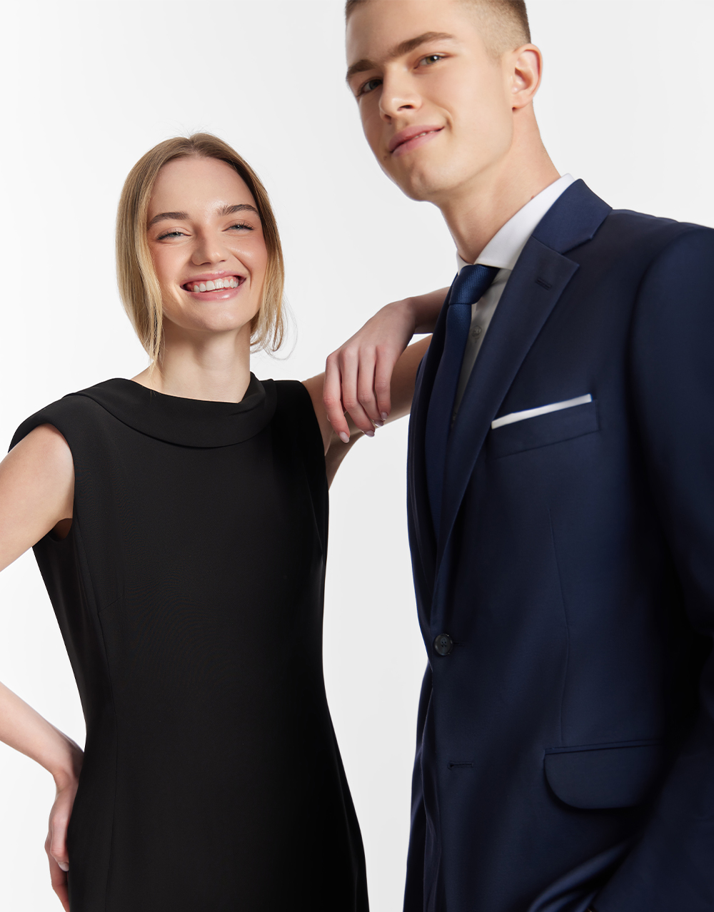 Para młodych ludzi ubranych w eleganckie zestawy Vistula.