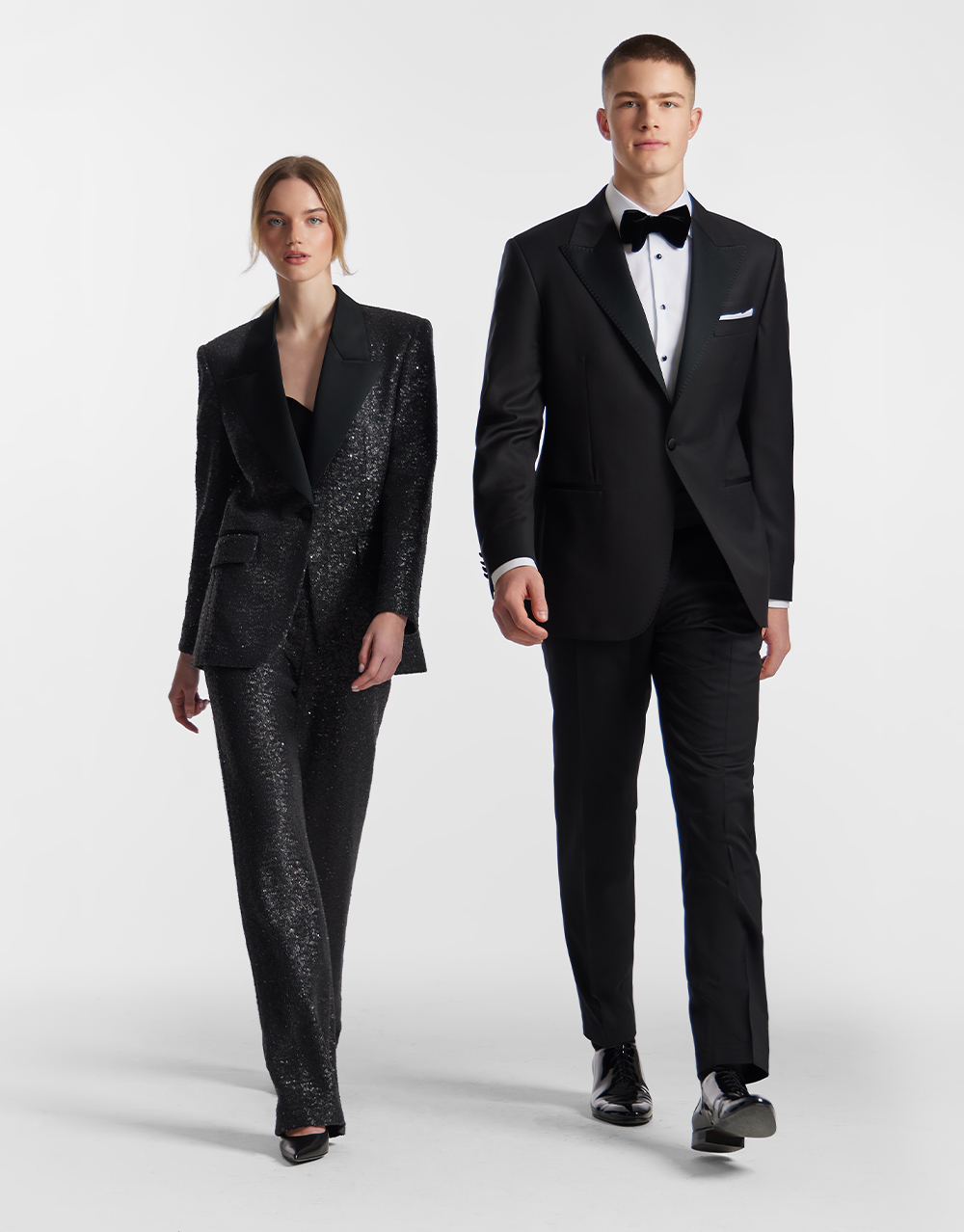 Para młodych ludzi ubranych w eleganckie zestawy Vistula.