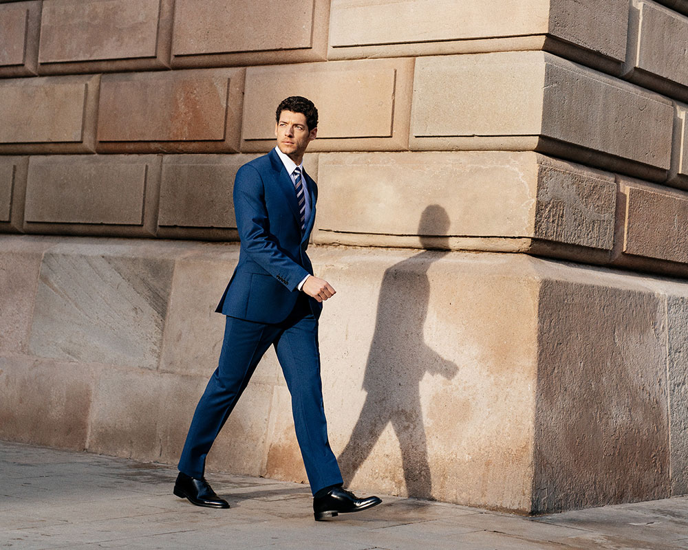 Mężczyzna w granatowym garniturze marki Vistula