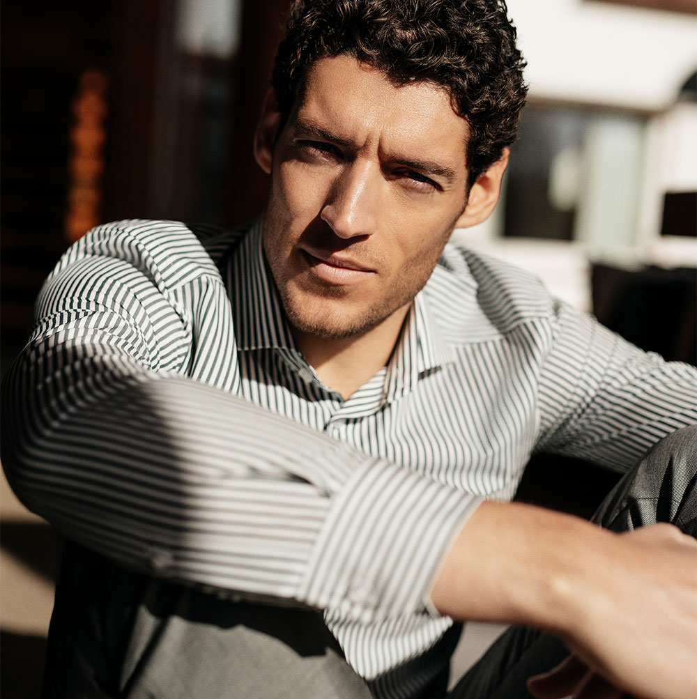 Mężczyzna w koszuli w paski