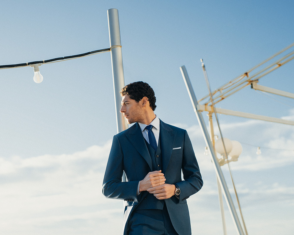 Mężczyzna w eleganckim garniturze marki Vistula