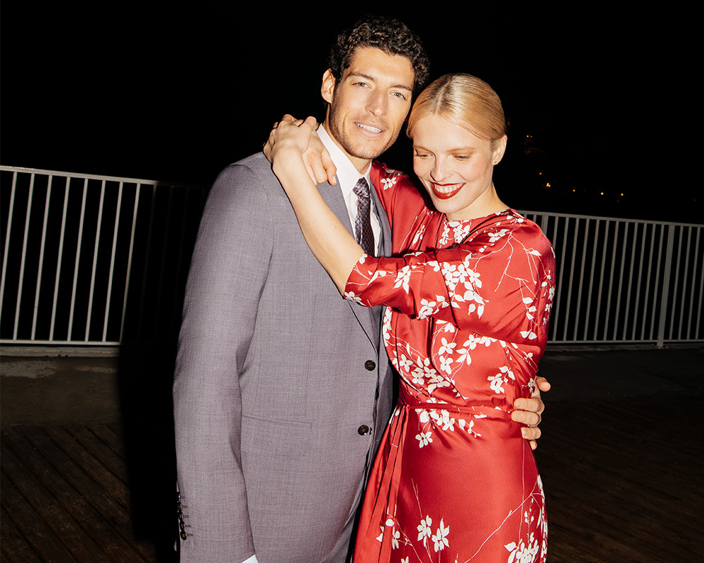 Mężczyzna i kobieta w eleganckich ubraniach marki Vistula.