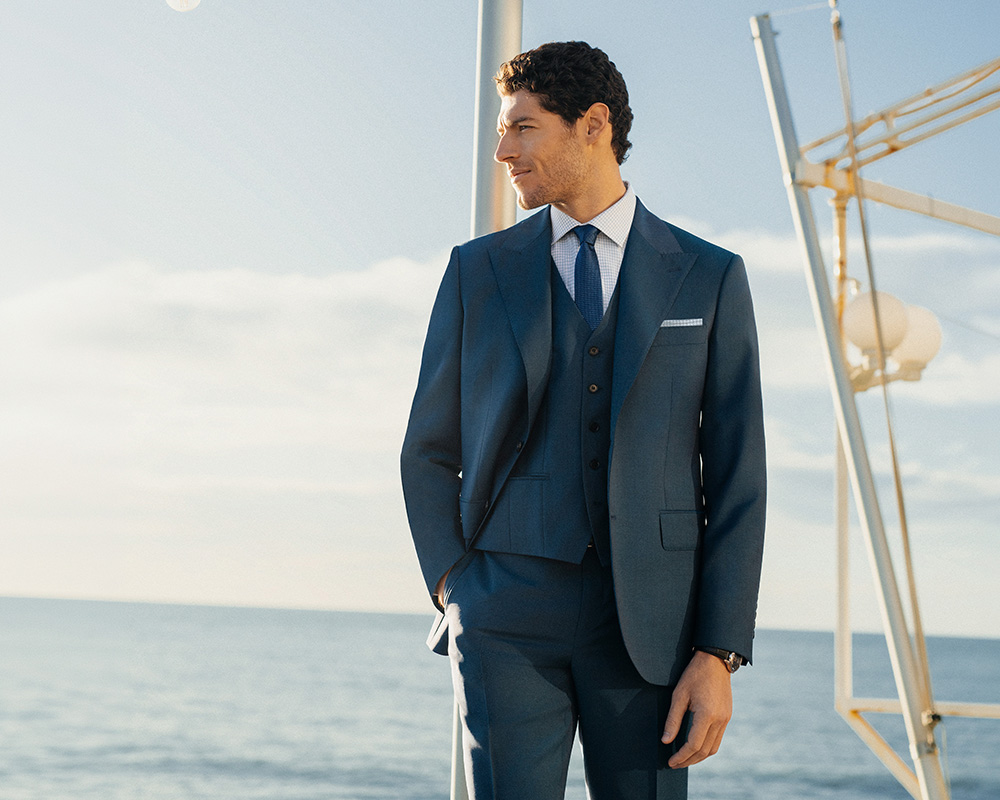 Mężczyzna w eleganckim garniturze marki Vistula