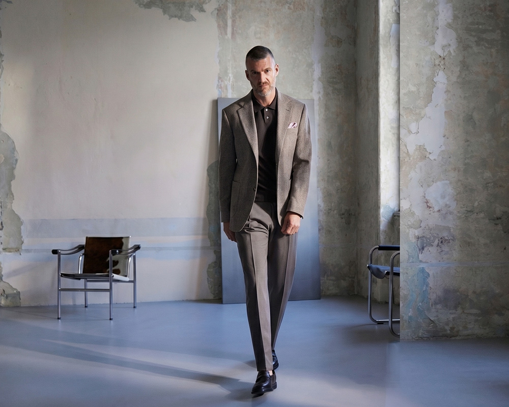 Mężczyzna w eleganckim garniturze marki Vistula.