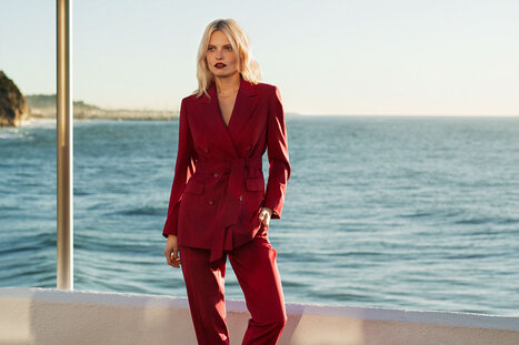 Z czym łączyć czerwony w stylizacjach – inspiracje na każdą okazję