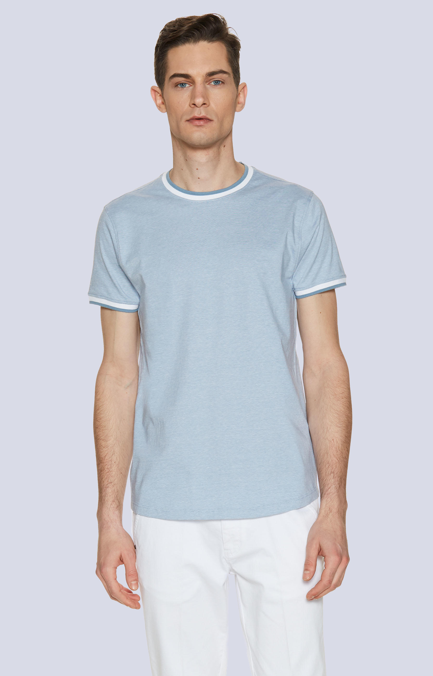 T-shirt z białą lamówką