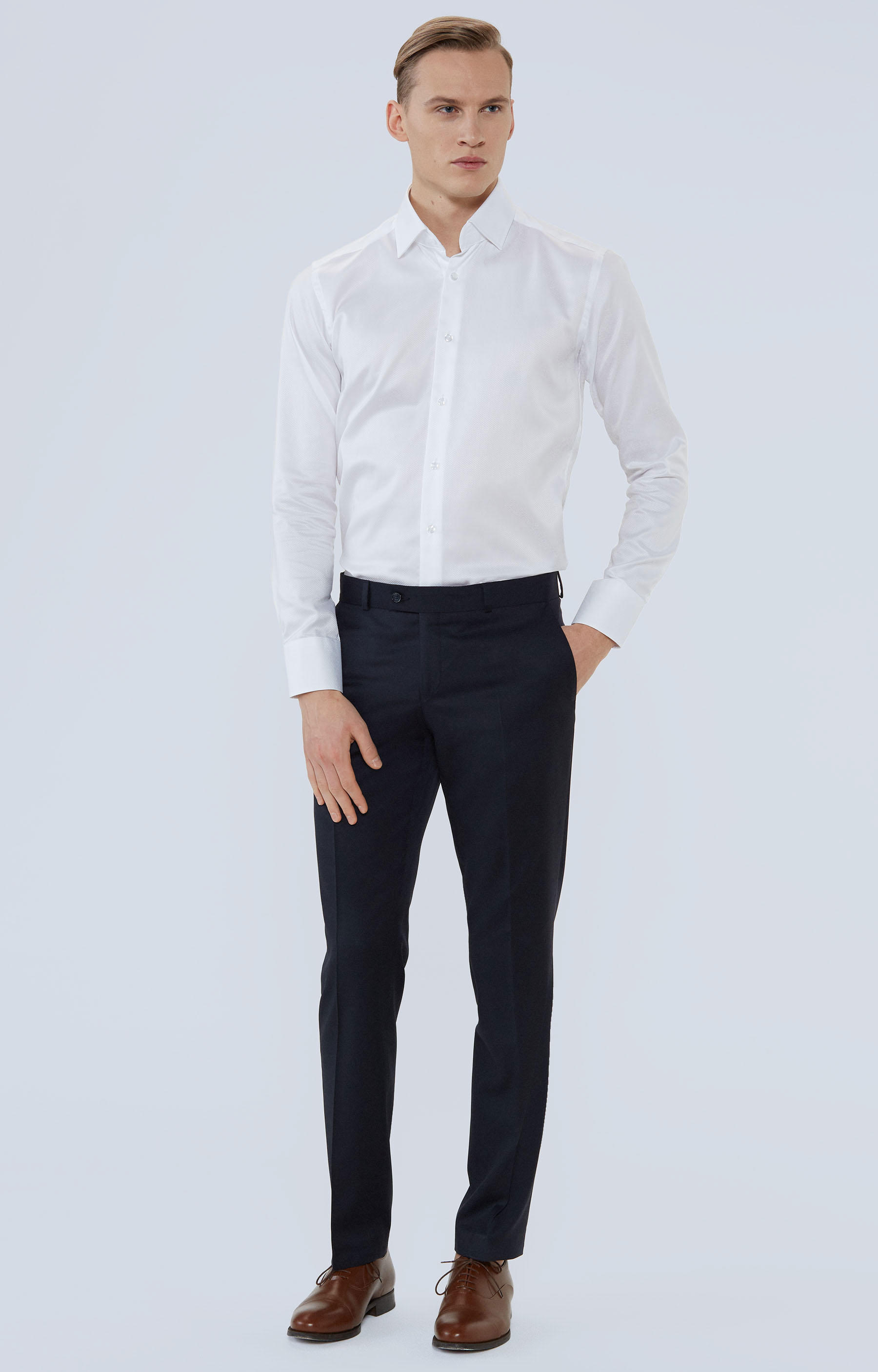 Koszula w strukturalny wzór z półwłoskim kołnierzem