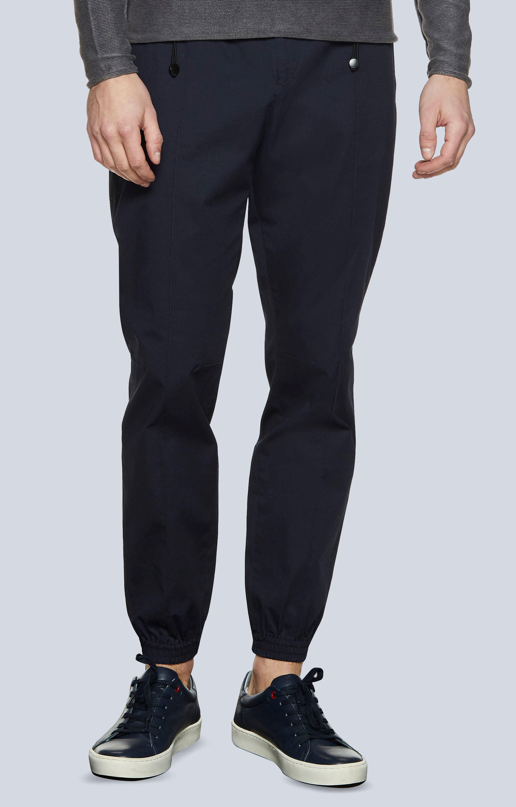 Dopasowane spodnie bawełniane z drukowanym, drobnym wzorem