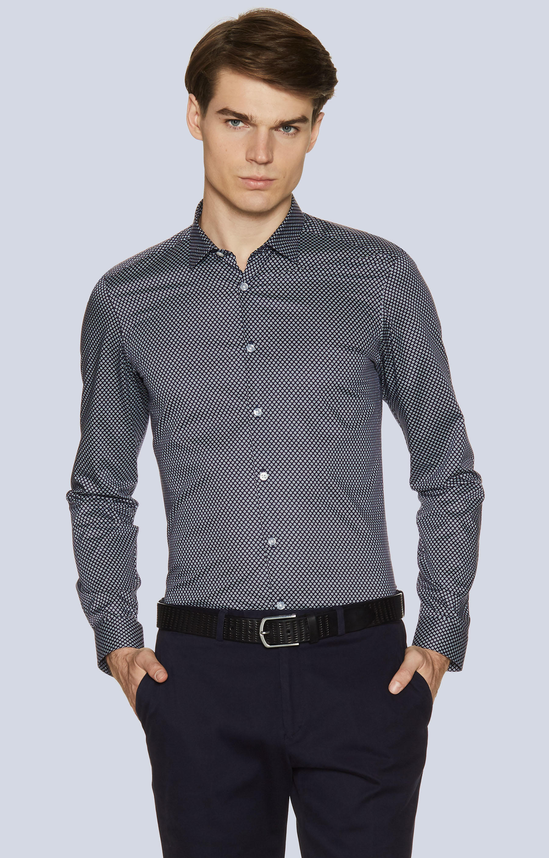 Dopasowana koszula z geometrycznym wzorem, kołnierz kryte button-down