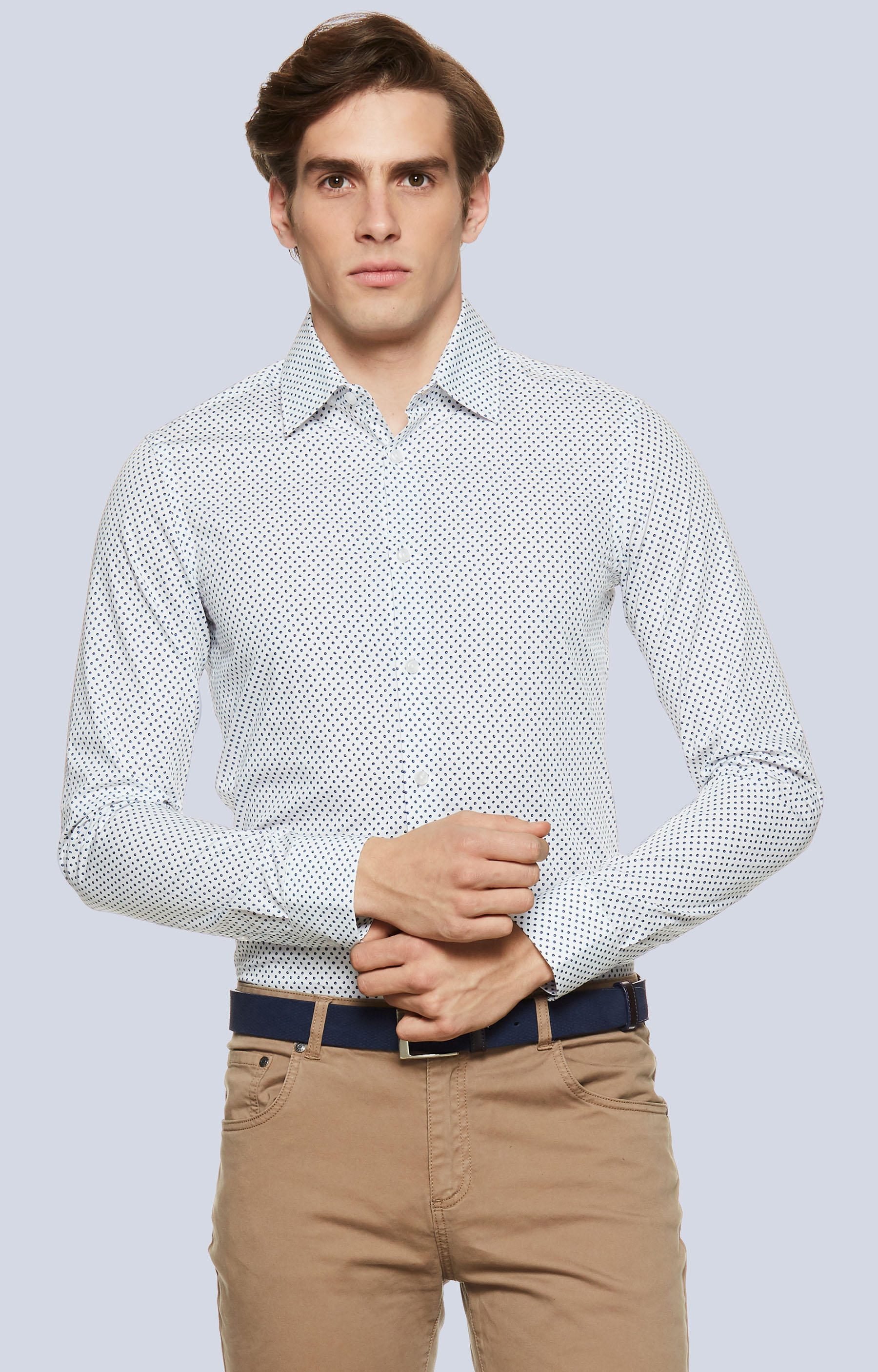 Dopasowana koszula w kropki z kołnierzem typu kryte button-down