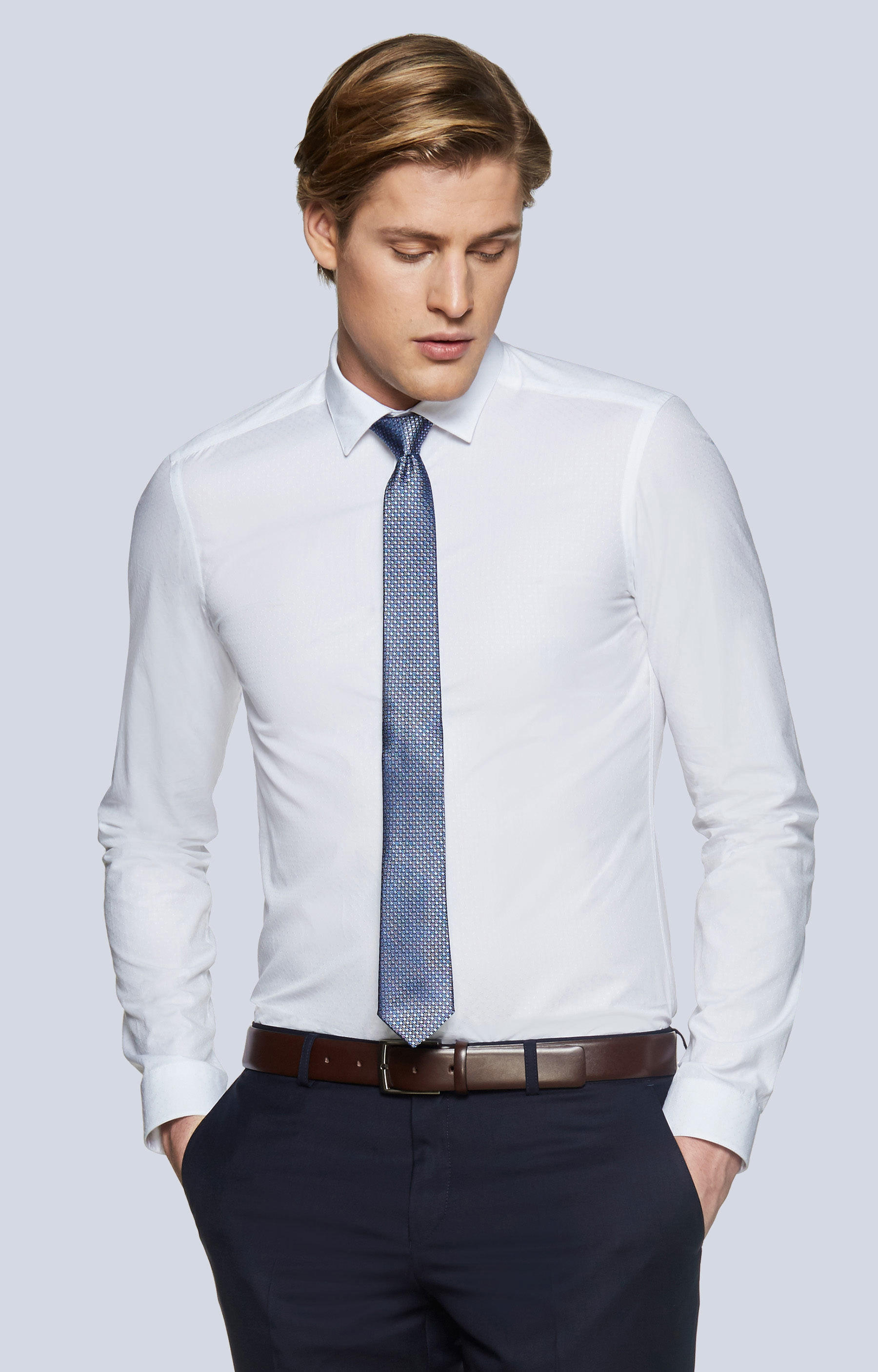 Dopasowana koszula o delikatnej strukturze, kołenierz button-down