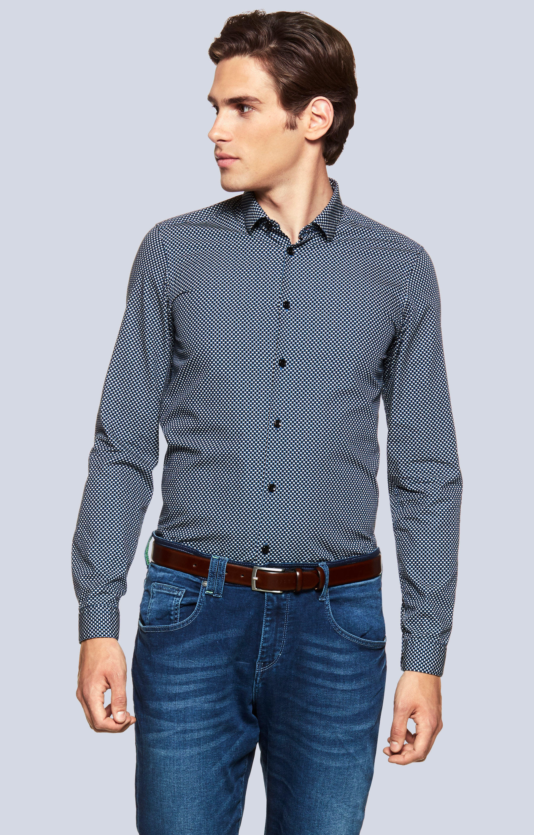 Dopasowana koszula w mikrowzór z kołnierzem kryte button-down