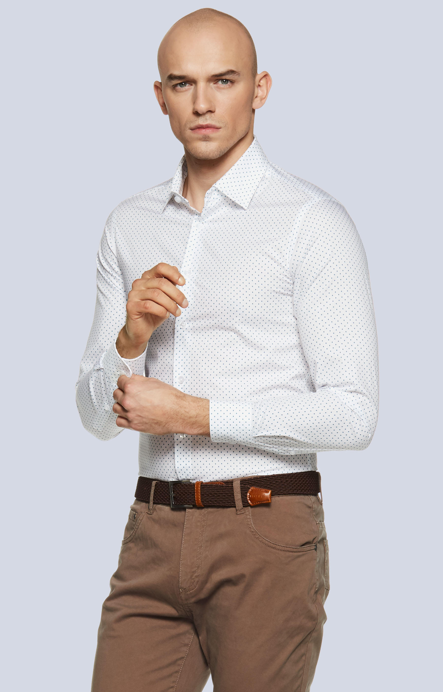 Dopasowana koszula w kropki z kołnierzem typu kryte button-down