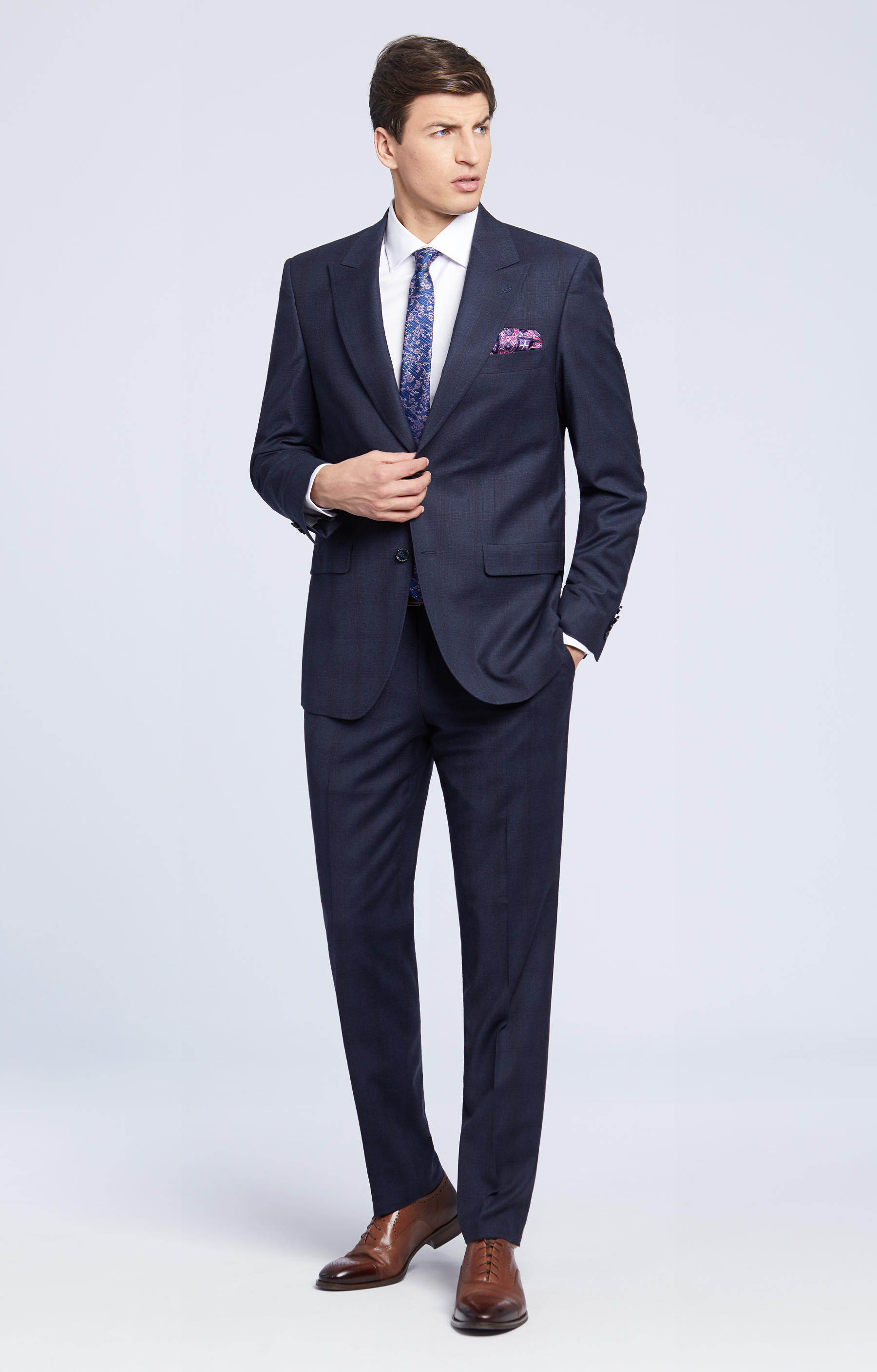 Dopasowany, wełniany garnitur w subtelną kratę