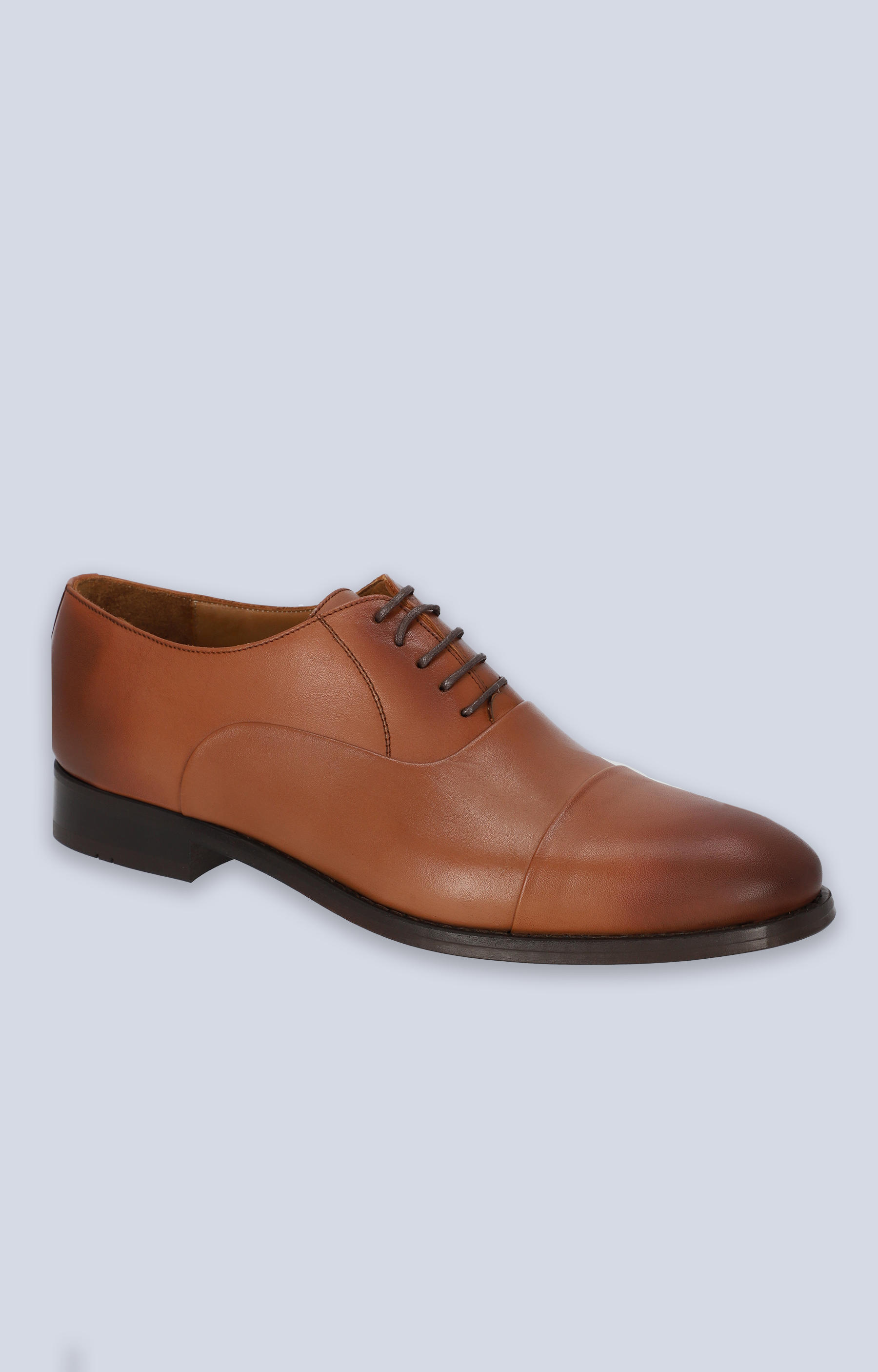 Skórzane buty typu Oxford, klasyczne do garnituru
