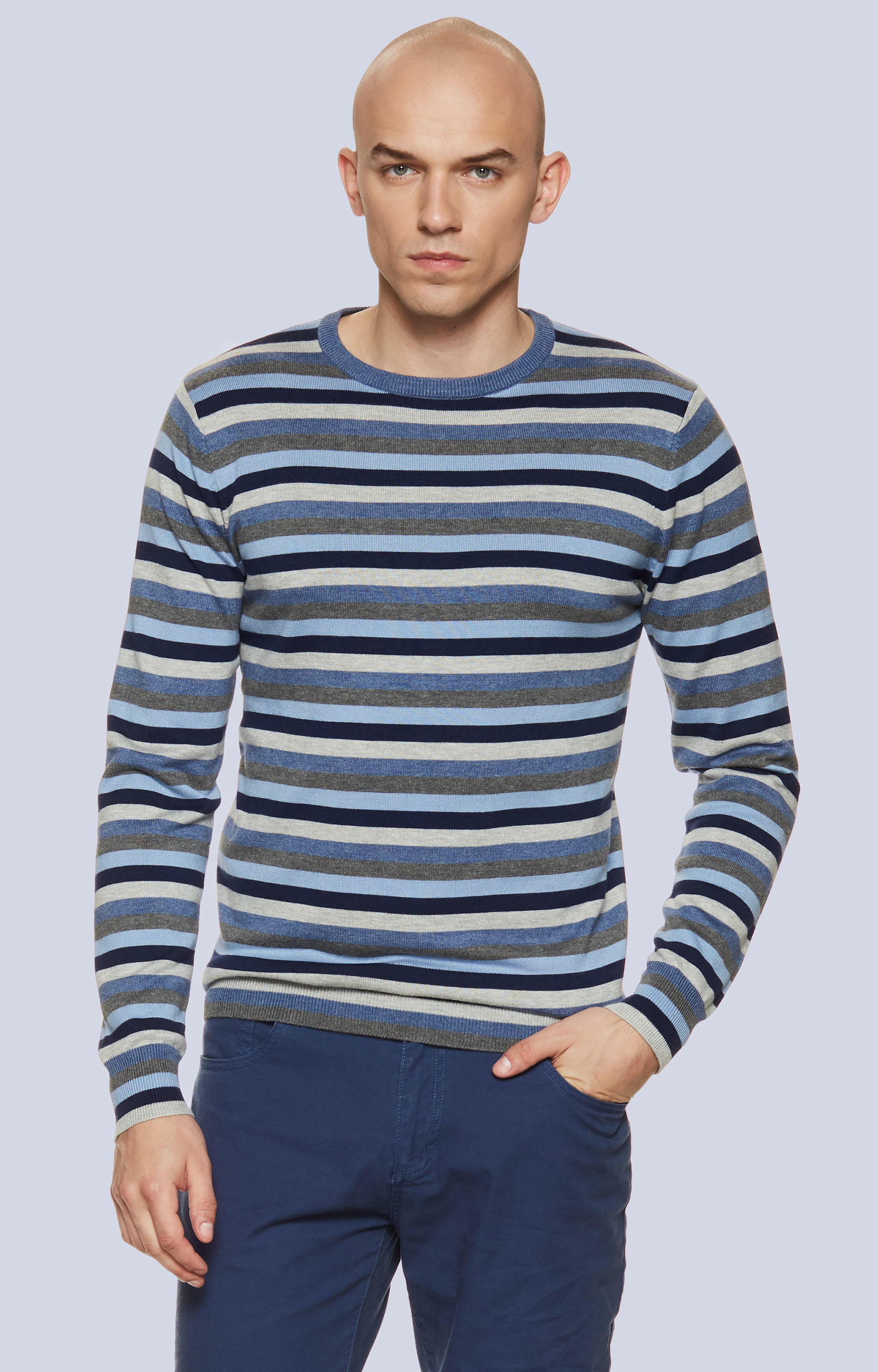 Lekki, dopasowany sweter w paski