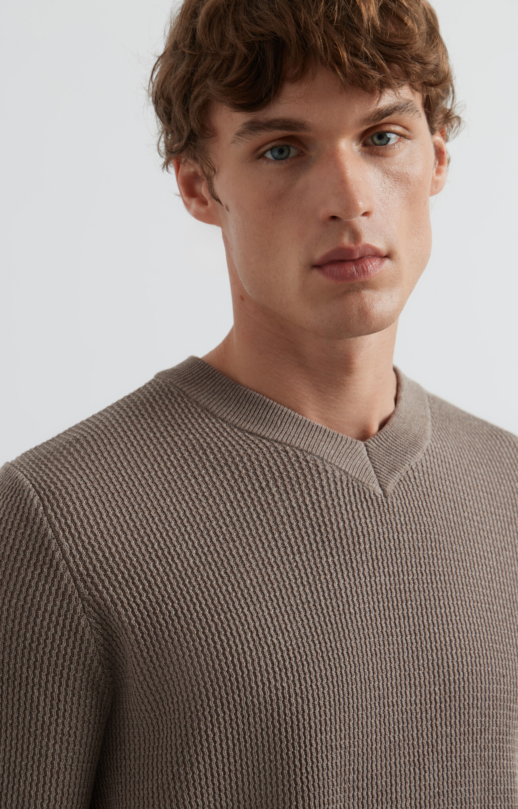 Sweter v-neck w mikrowzór - 6