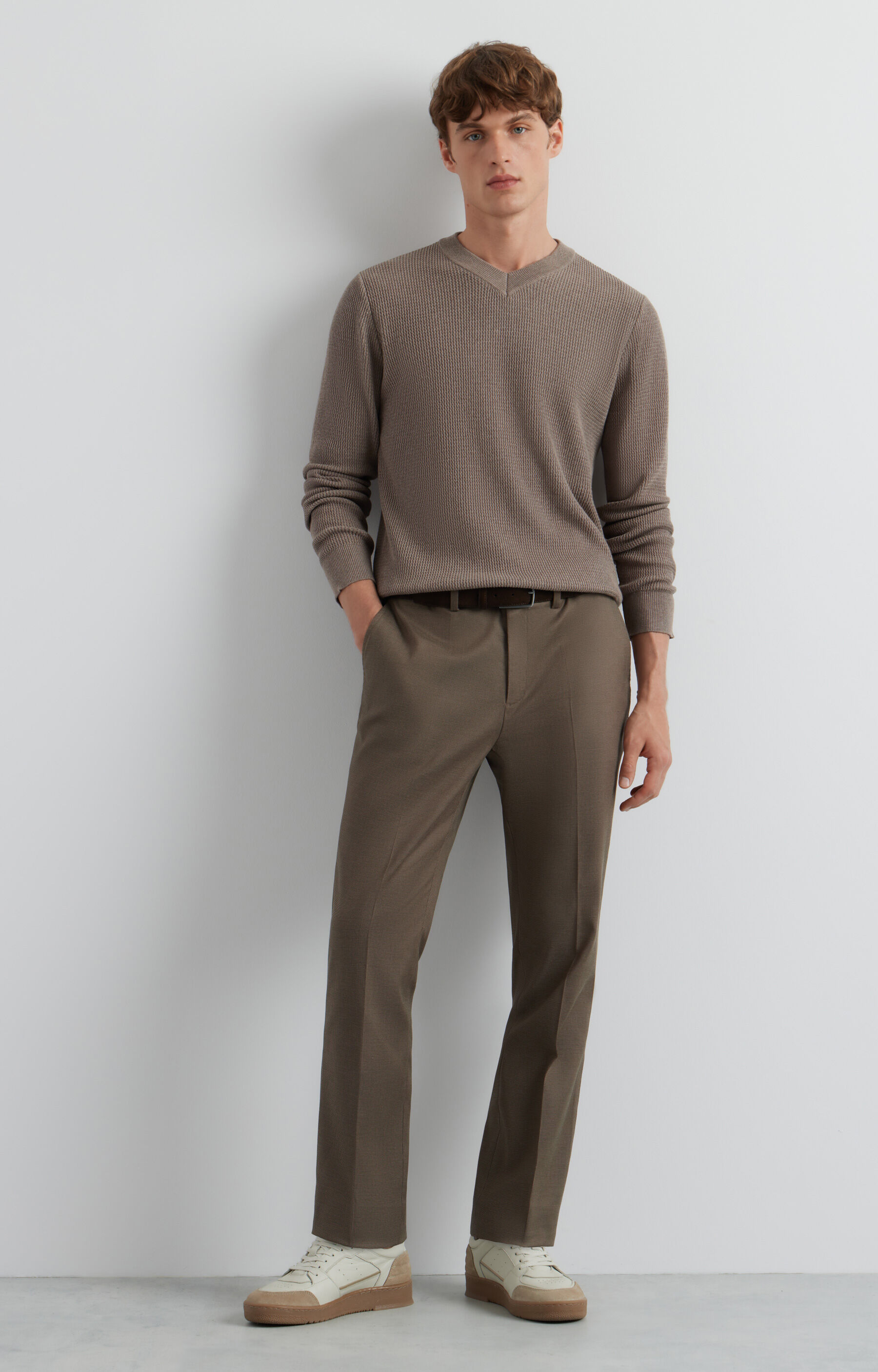Sweter v-neck w mikrowzór - 4