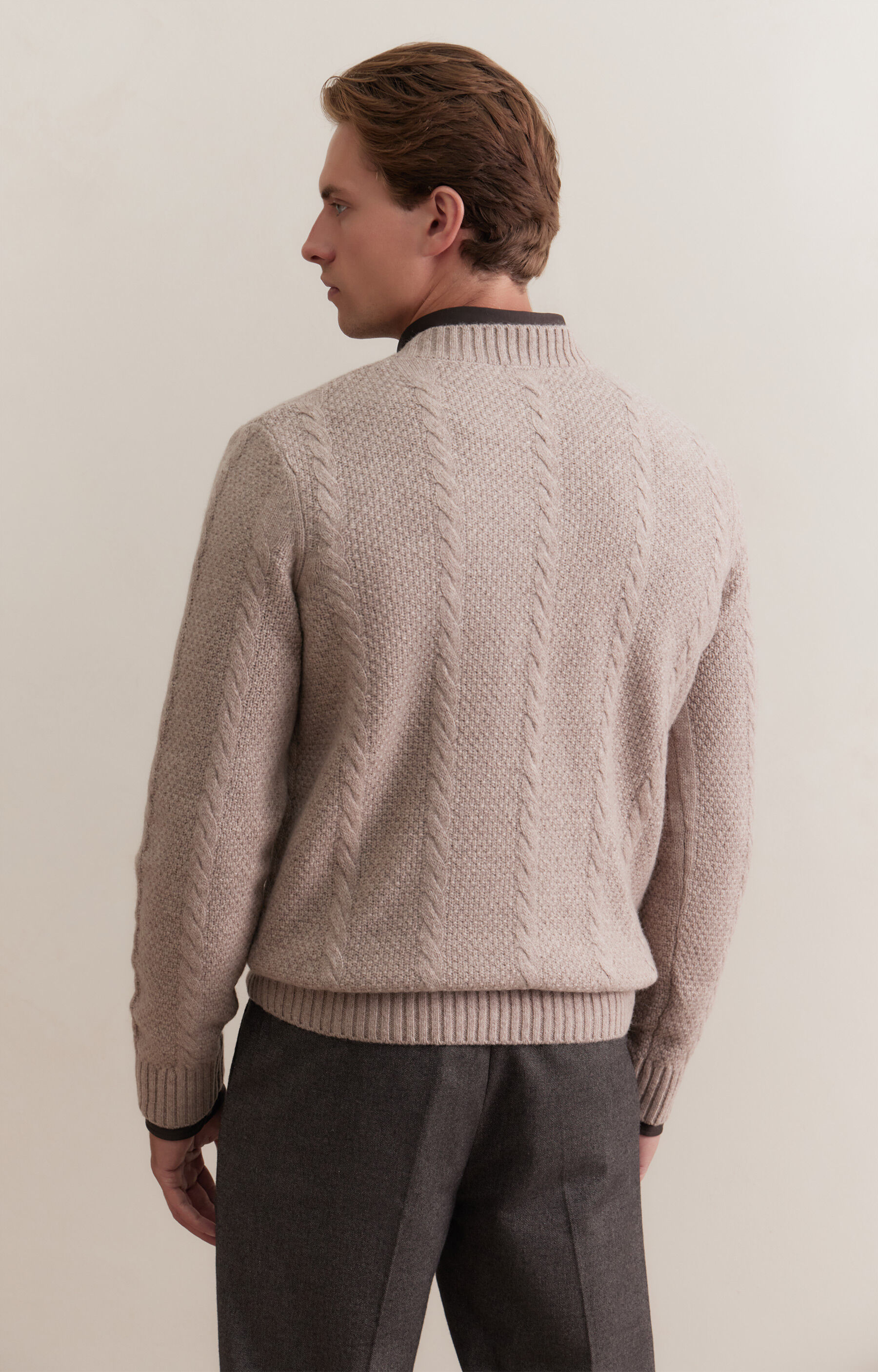 Beżowy sweter w geometryczny wzór - 3