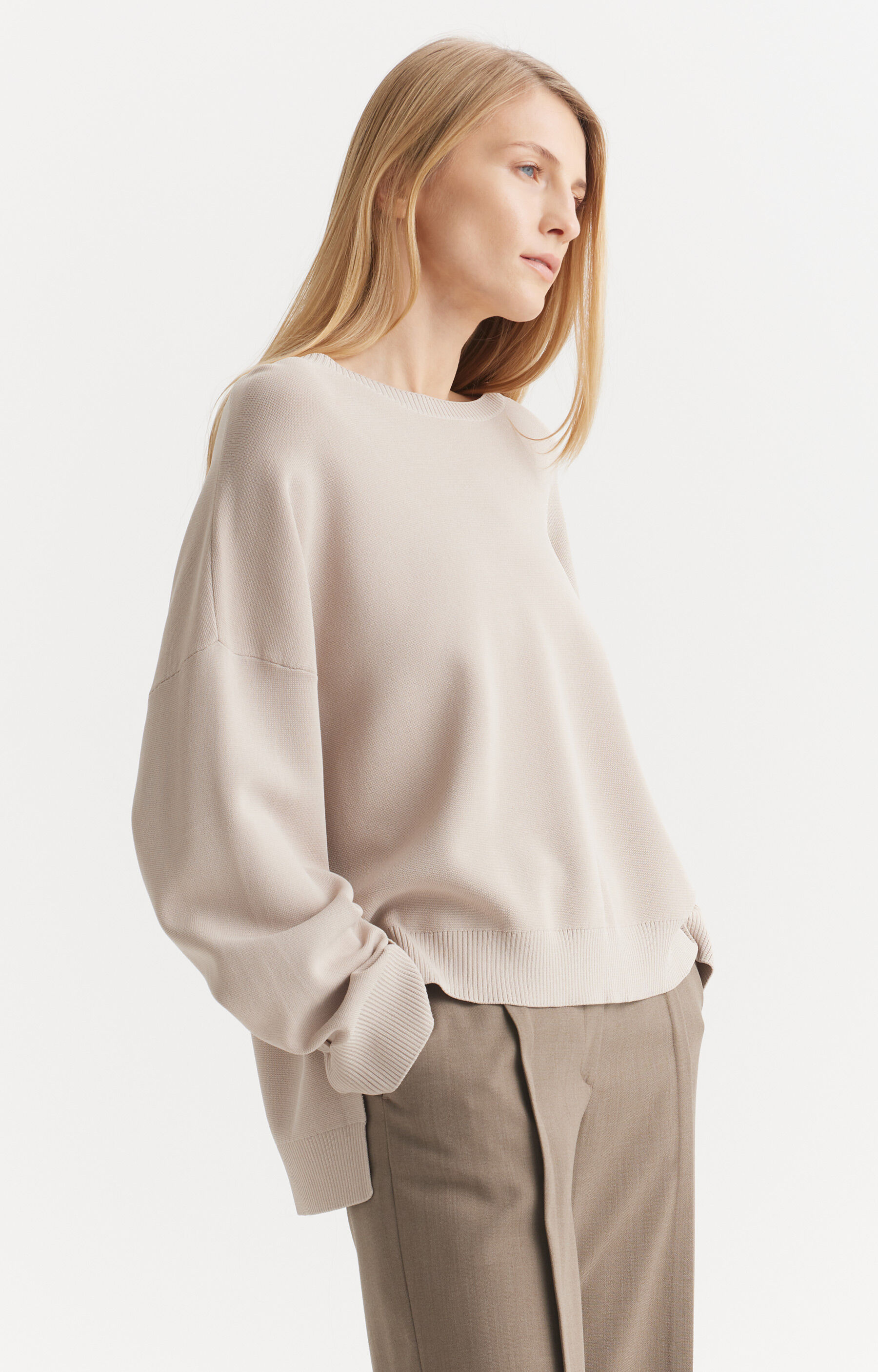 Sweter z rozcięciami