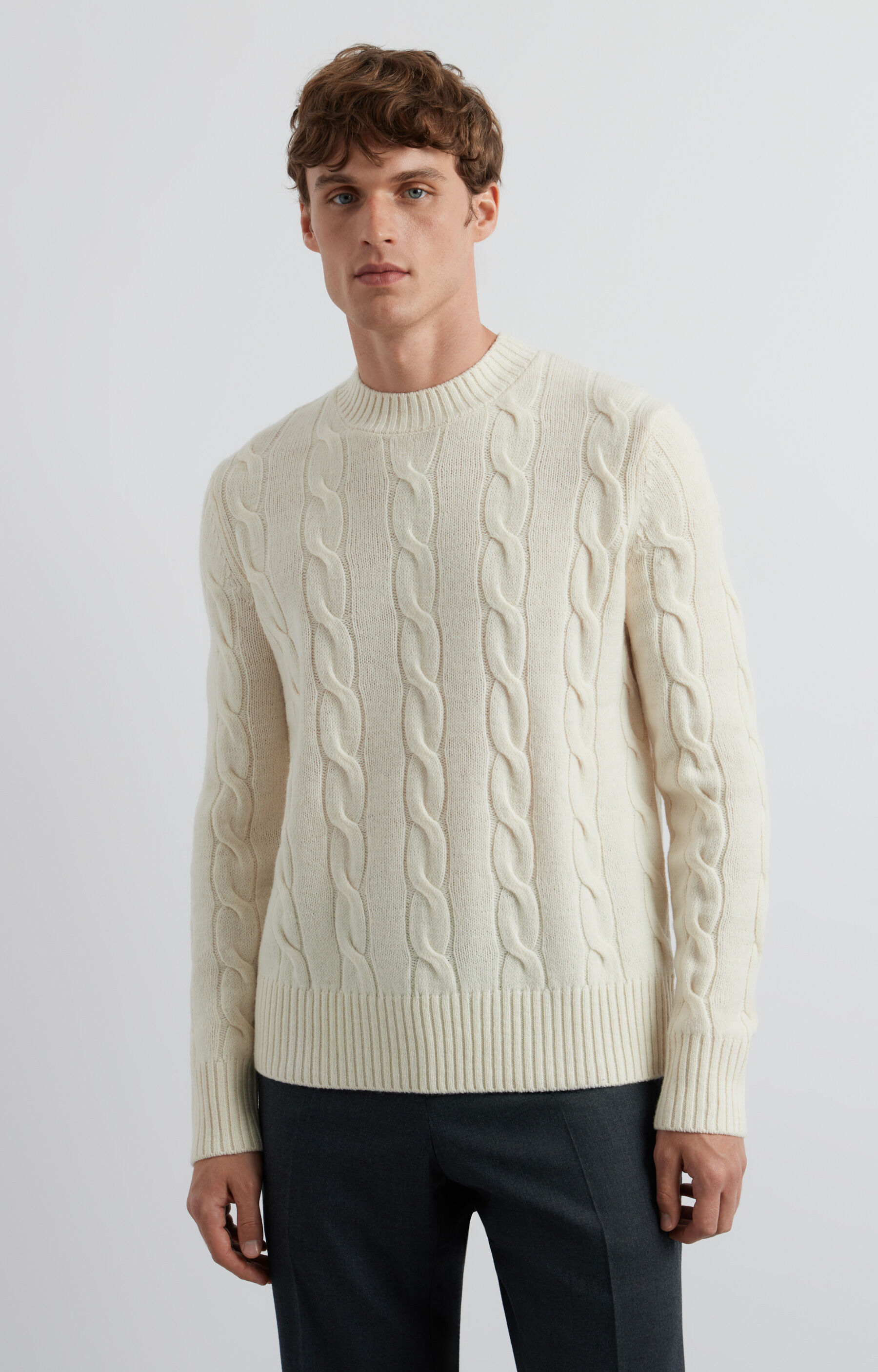 Sweter o warkoczowym splocie
