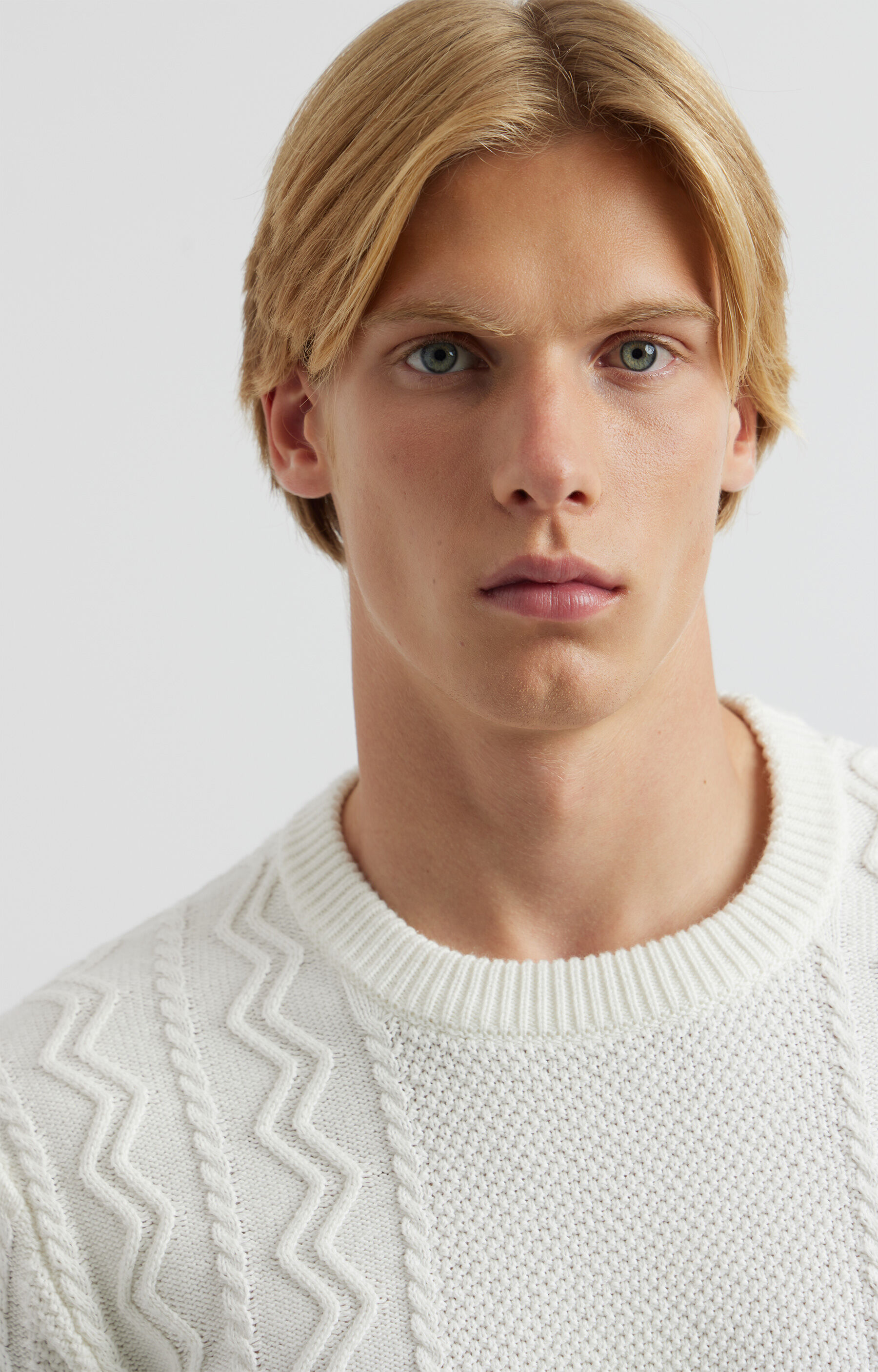 Sweter round neck o warkoczowym splocie - 6