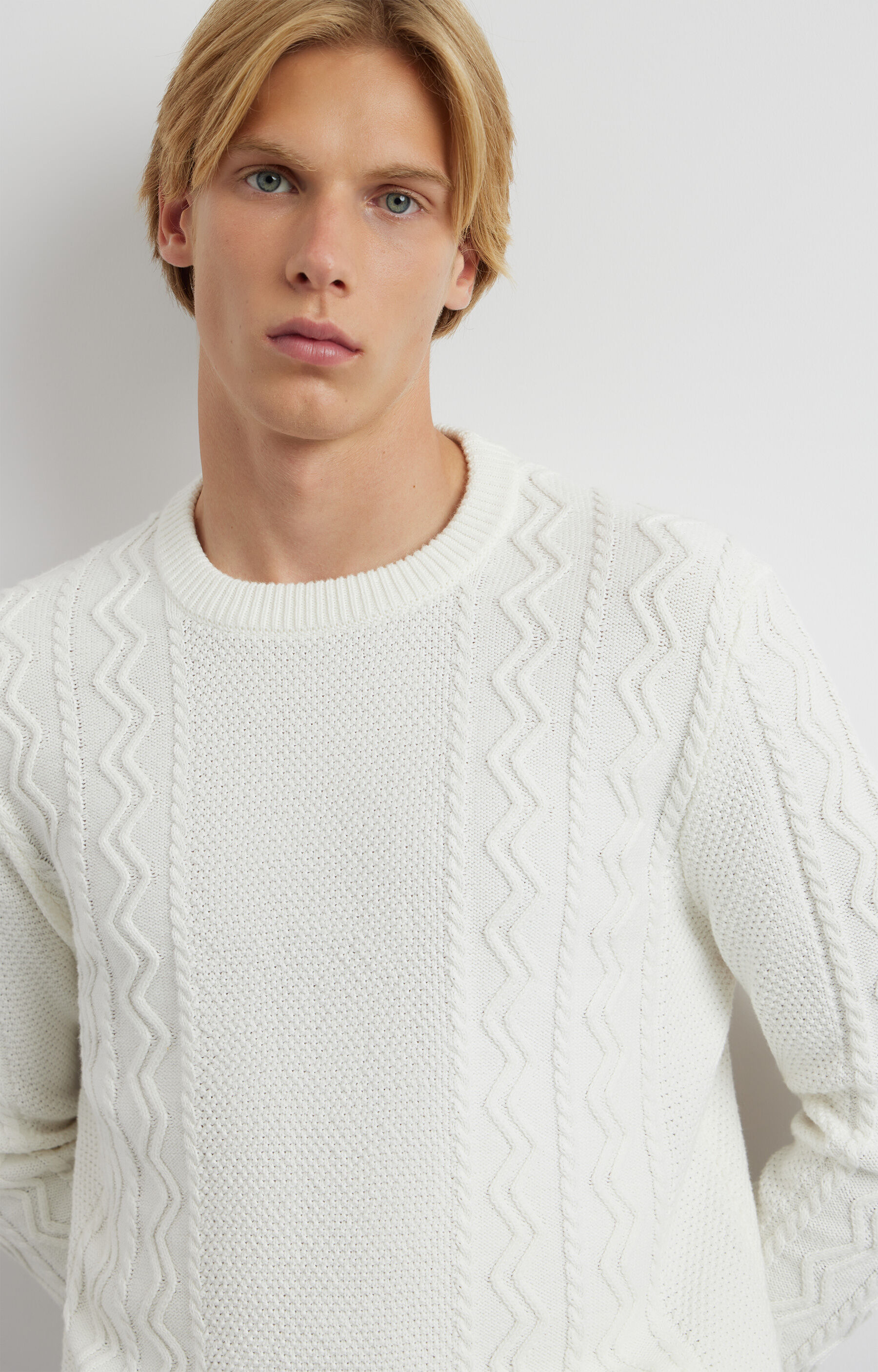 Sweter round neck o warkoczowym splocie - 7