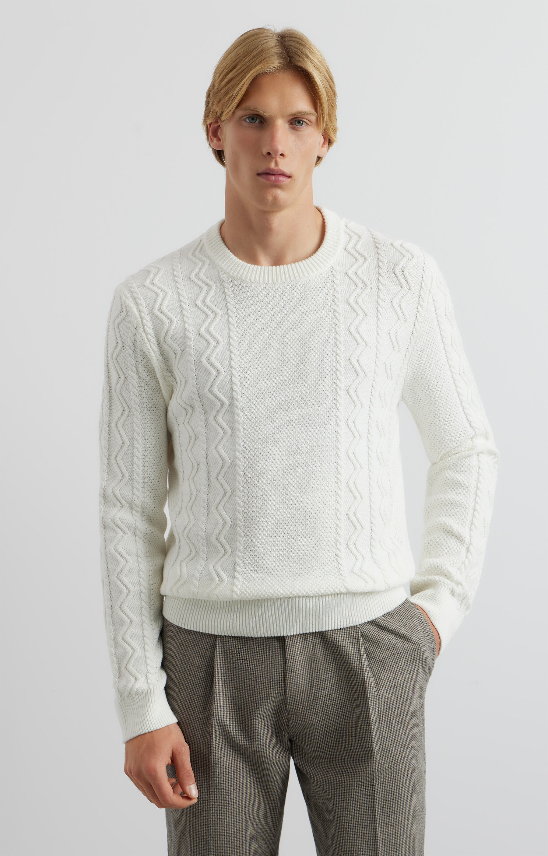 Sweter round neck o warkoczowym splocie