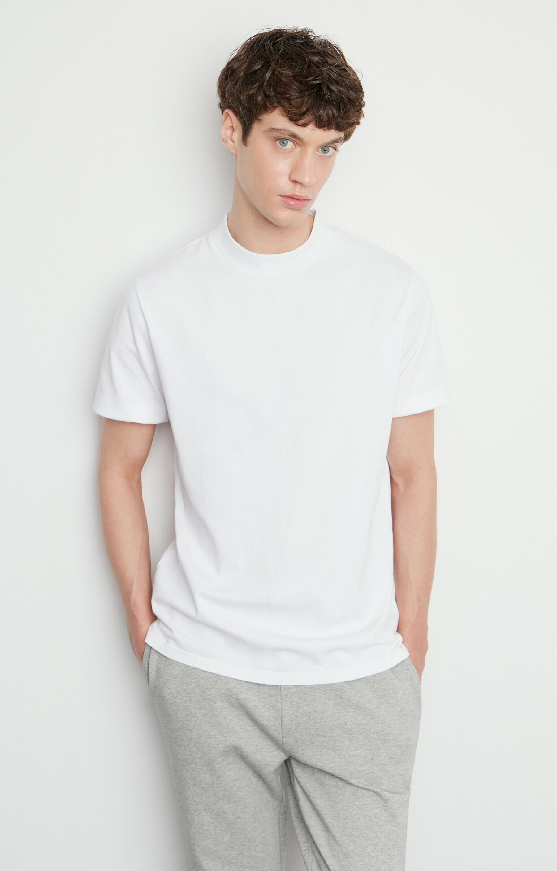 T-shirt ze stójką