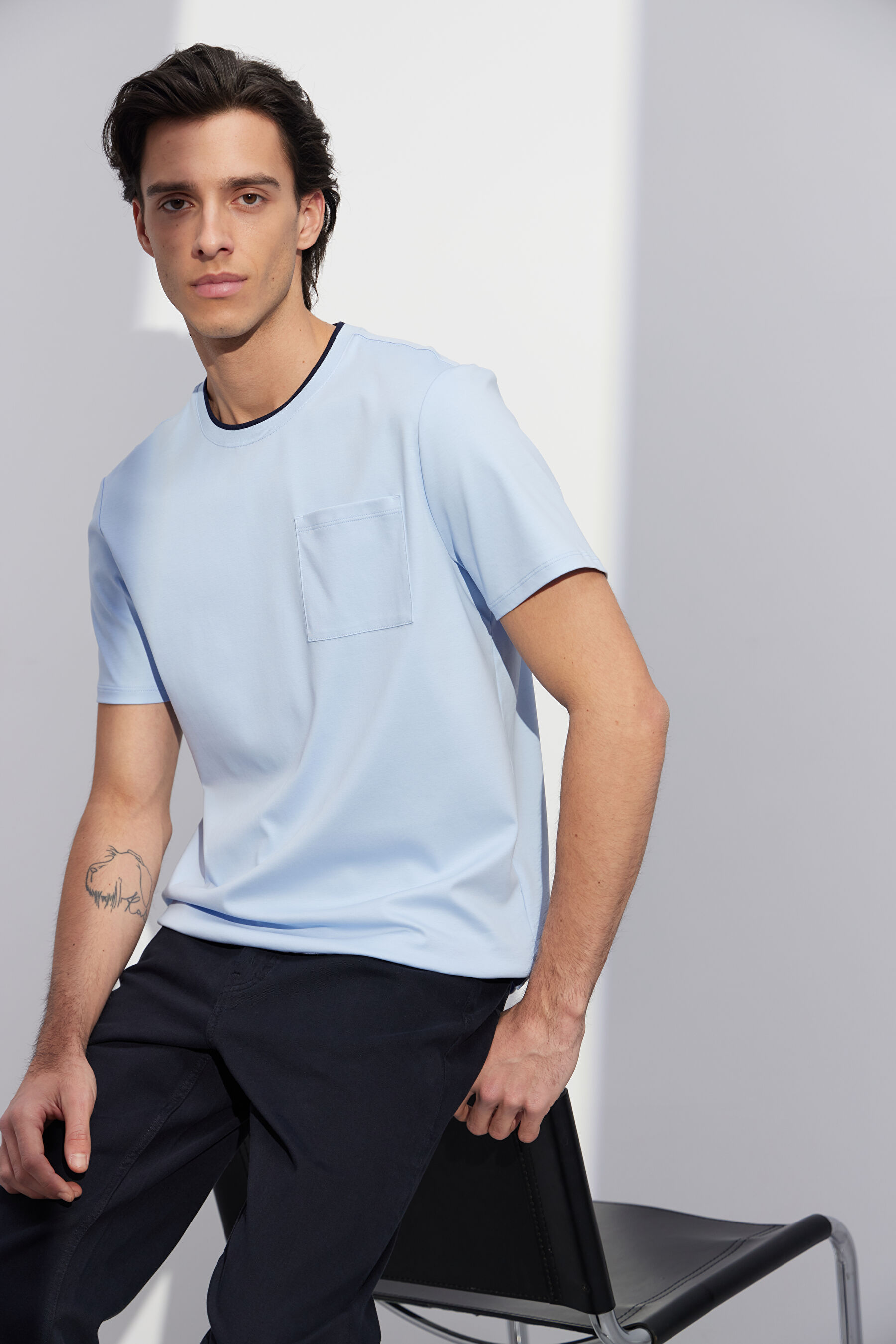 T-shirt round neck z kieszonką - 8