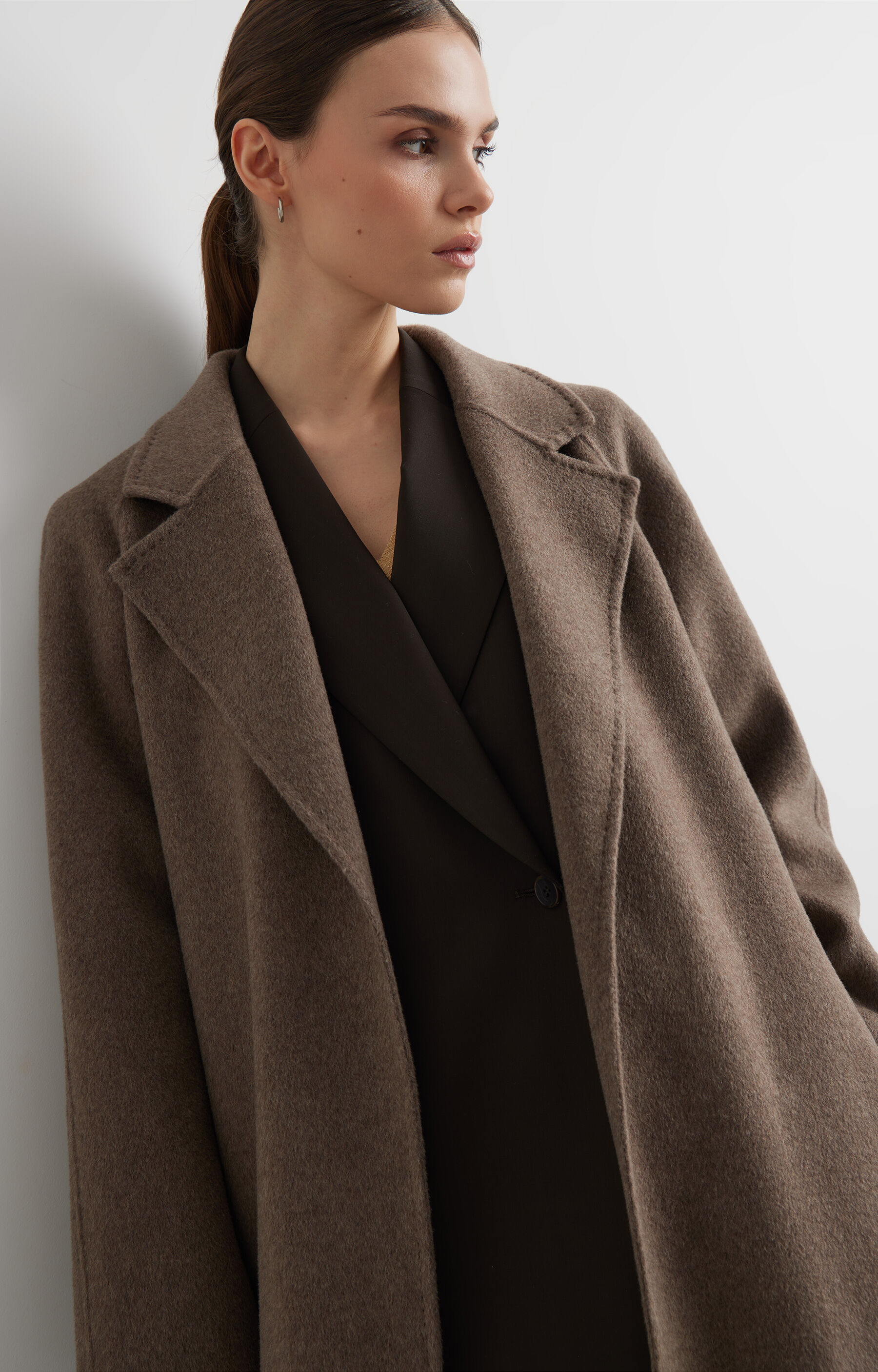 Kopertowy płaszcz z paskiem - 8