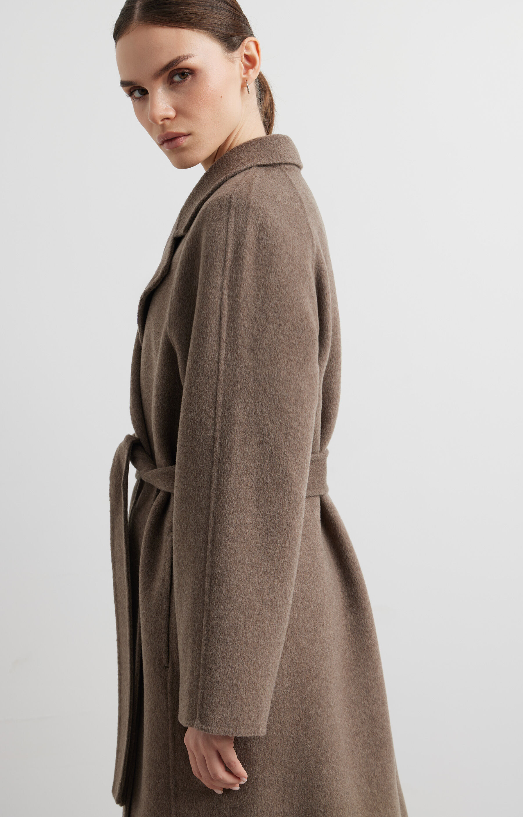 Kopertowy płaszcz z paskiem - 6