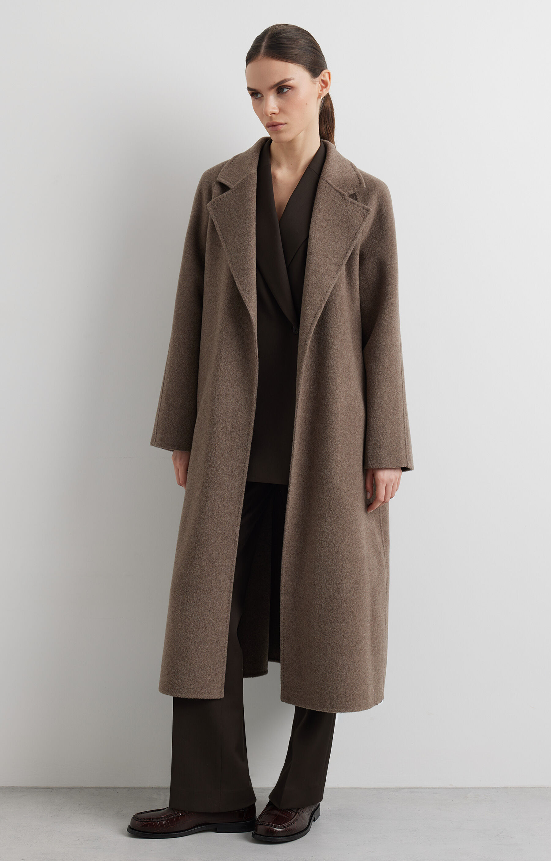 Kopertowy płaszcz z paskiem - 7