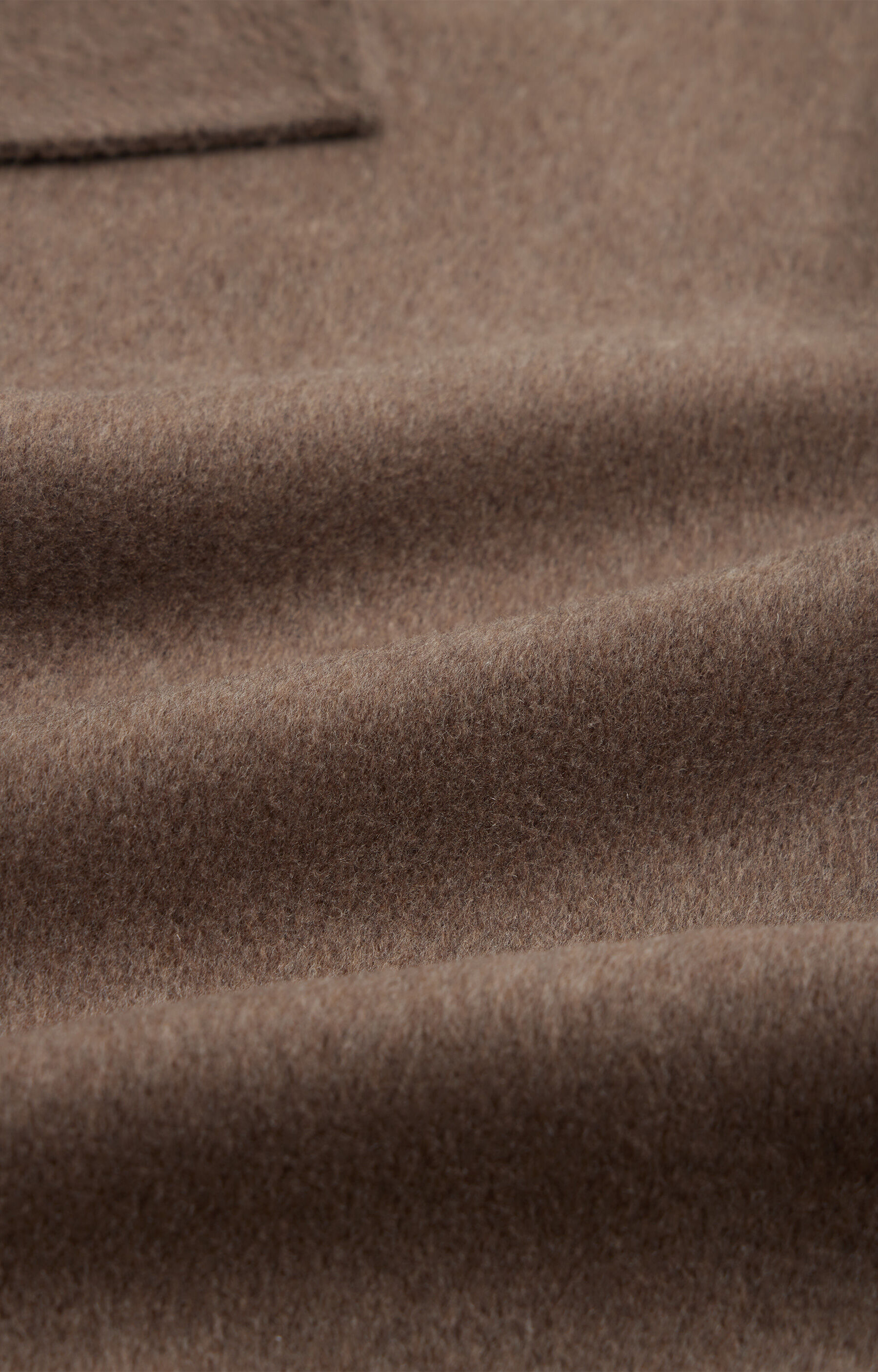 Kopertowy płaszcz z paskiem - 9