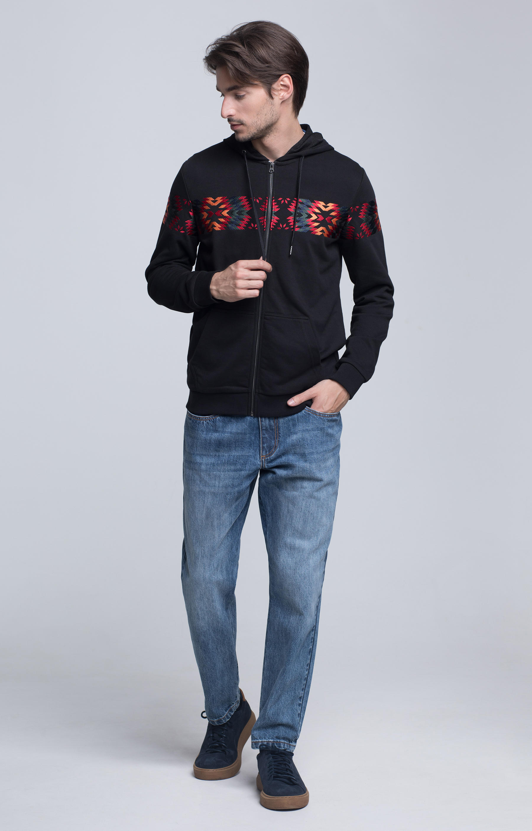 Rozpinana bluza z kapturem z haftowanym wzorem