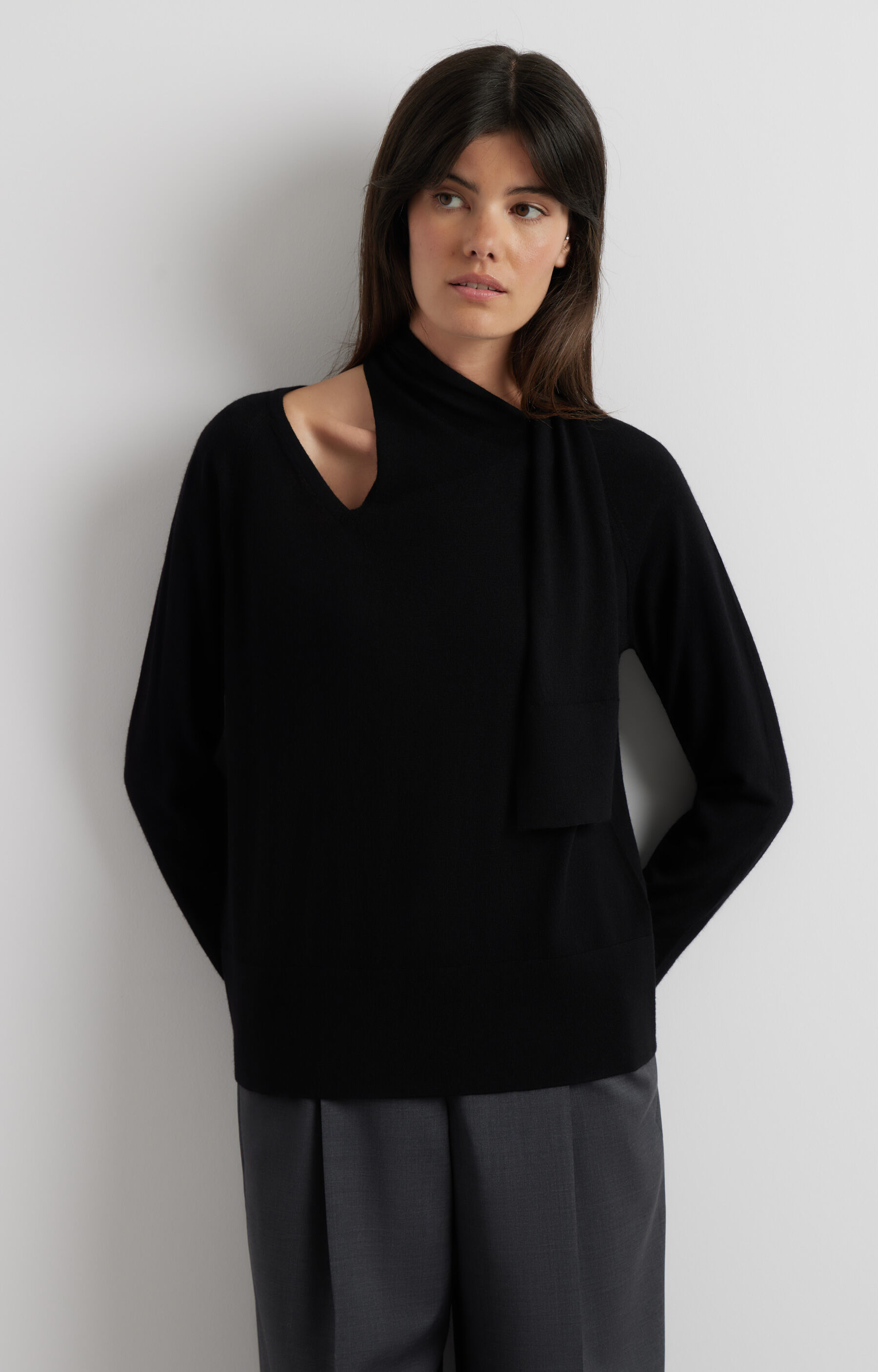 Sweter z asymetrycznym dekoltem - 5