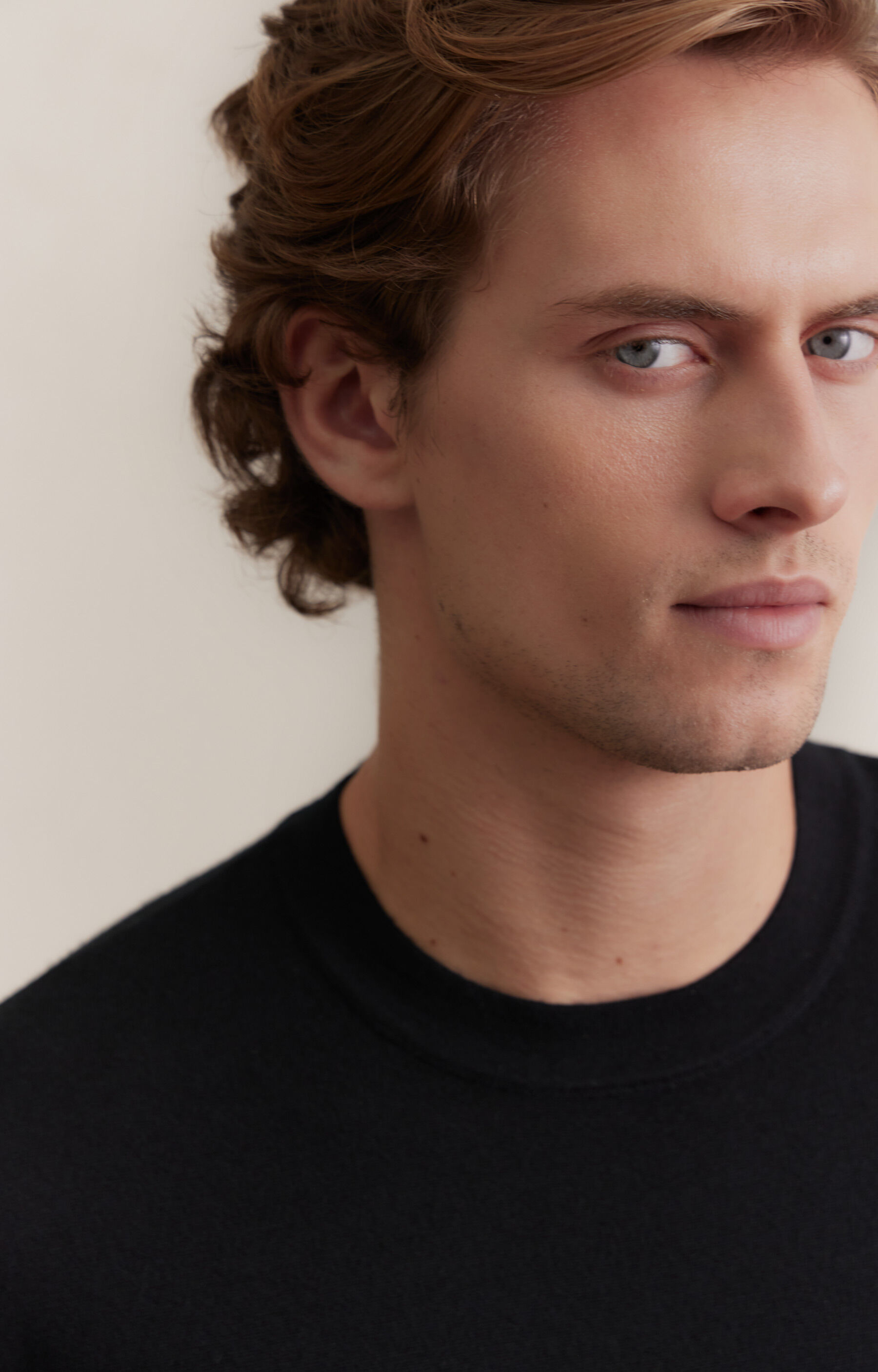 Gładki sweter round neck - 5
