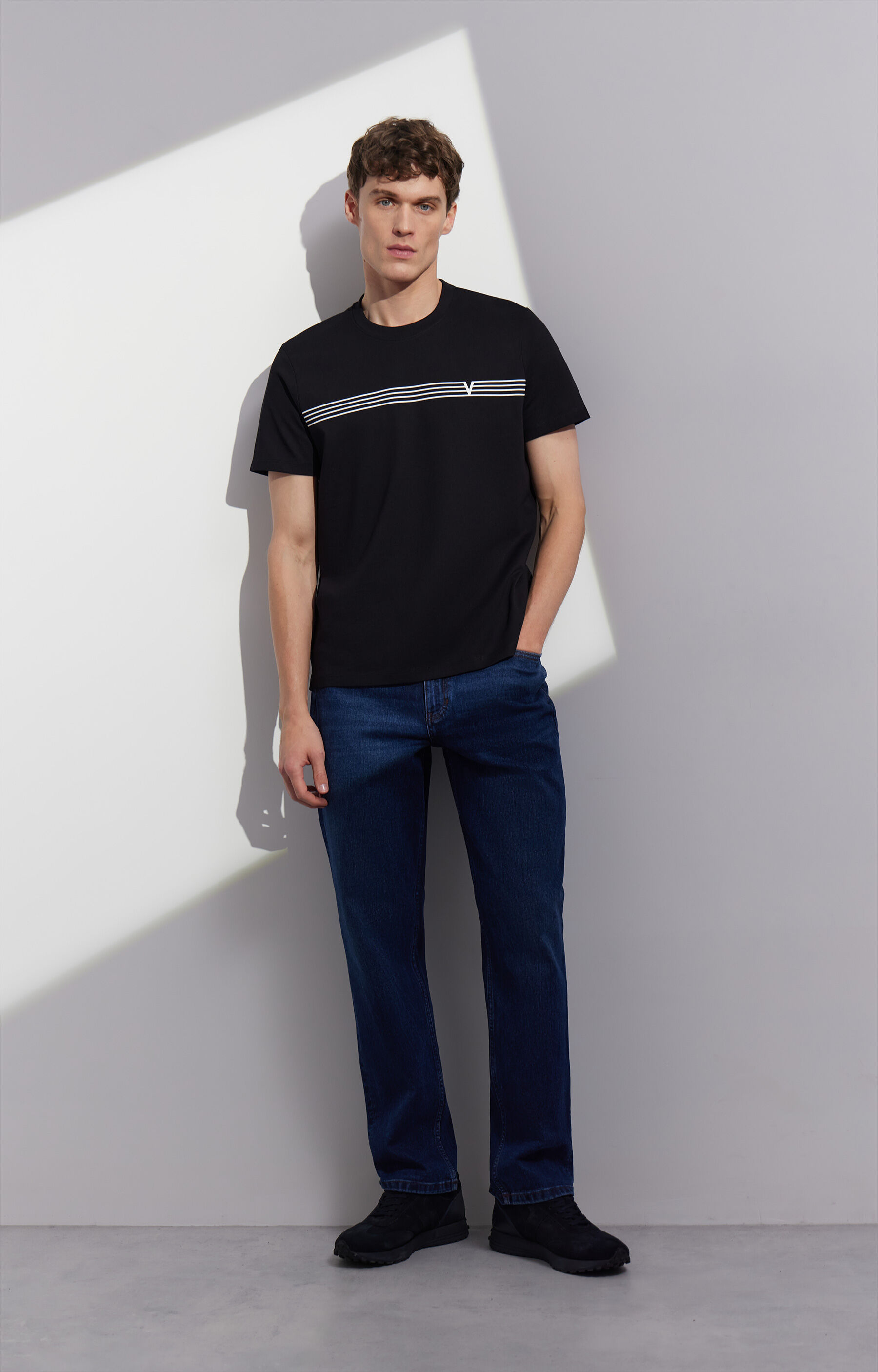 T-shirt regular z grafiką - 7