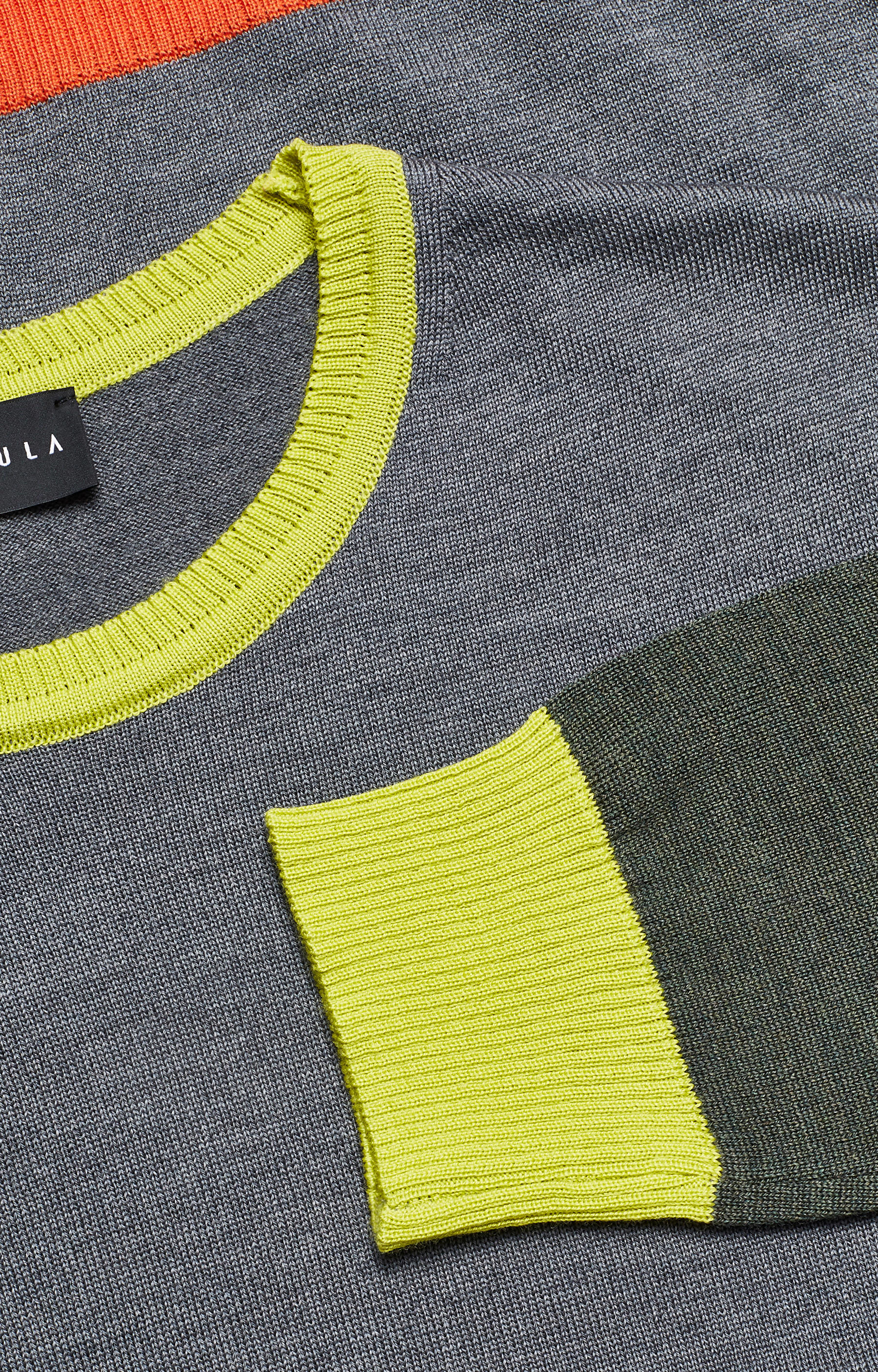 Lekki, wełniany sweter z kolorowymi elementami - 2