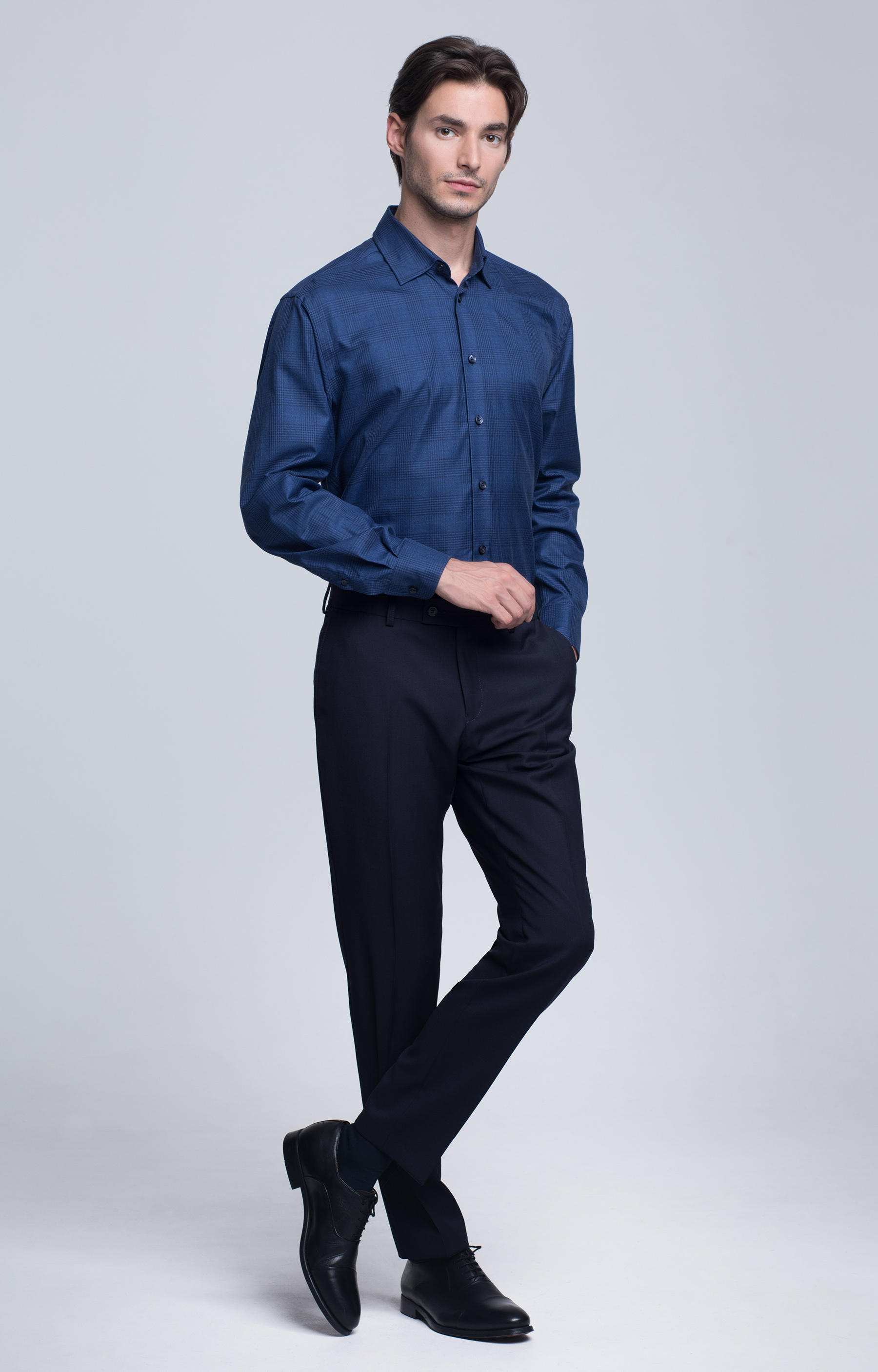 Luźna koszula w kratę z kołnierzem kryte button-down