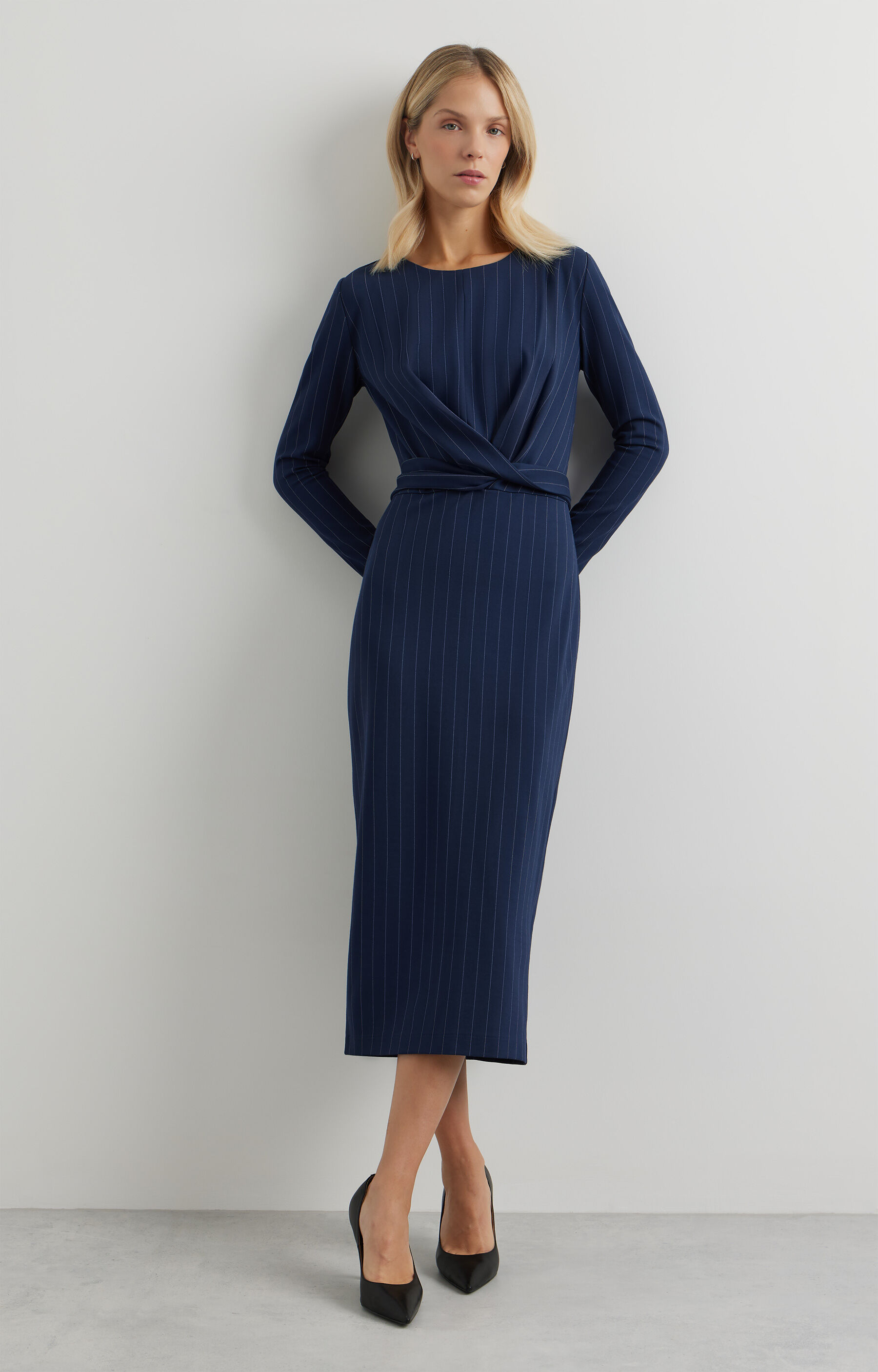 Dopasowana sukienka slim - 7