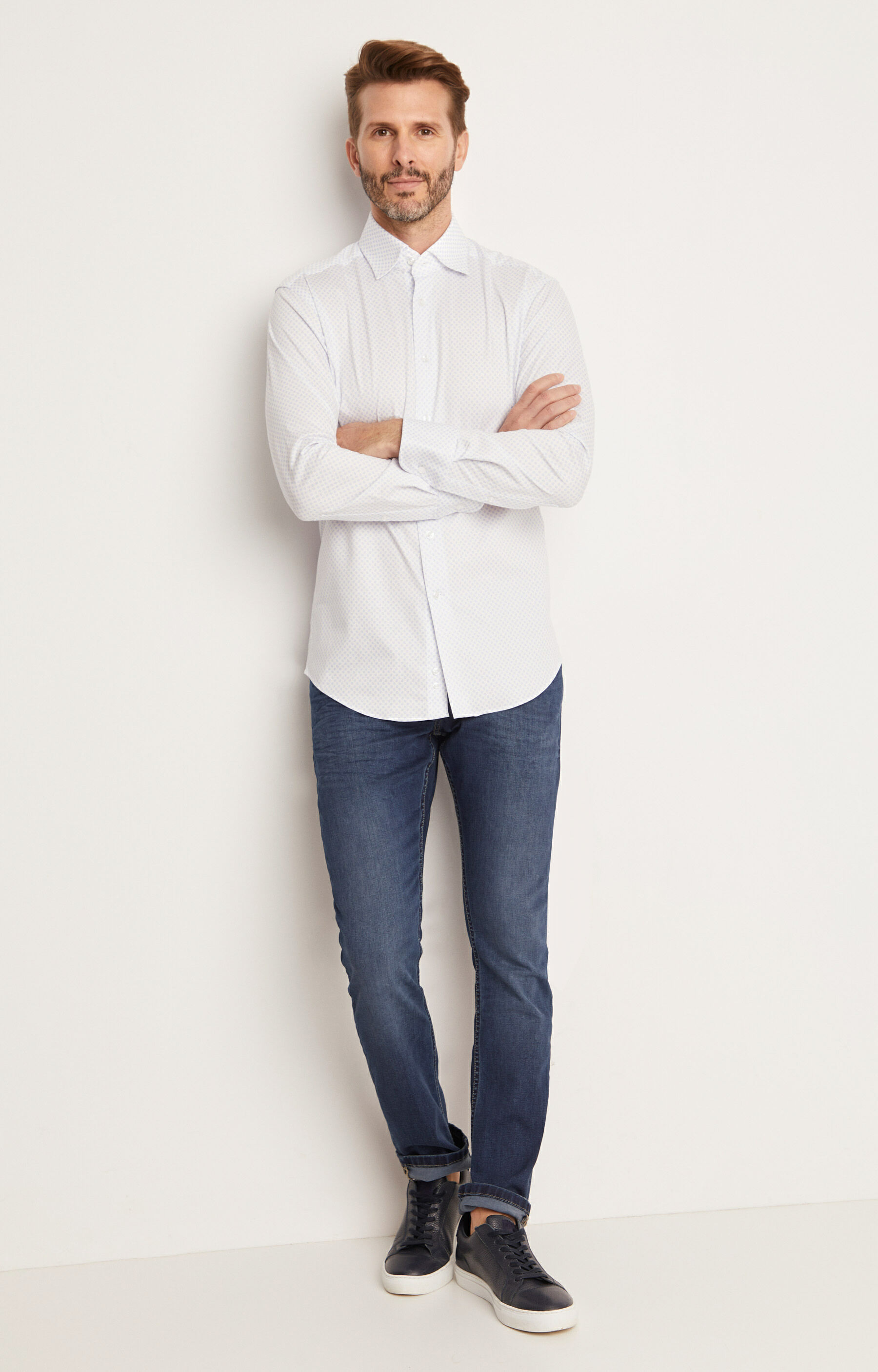 Klasyczne jeansy z przetarciami