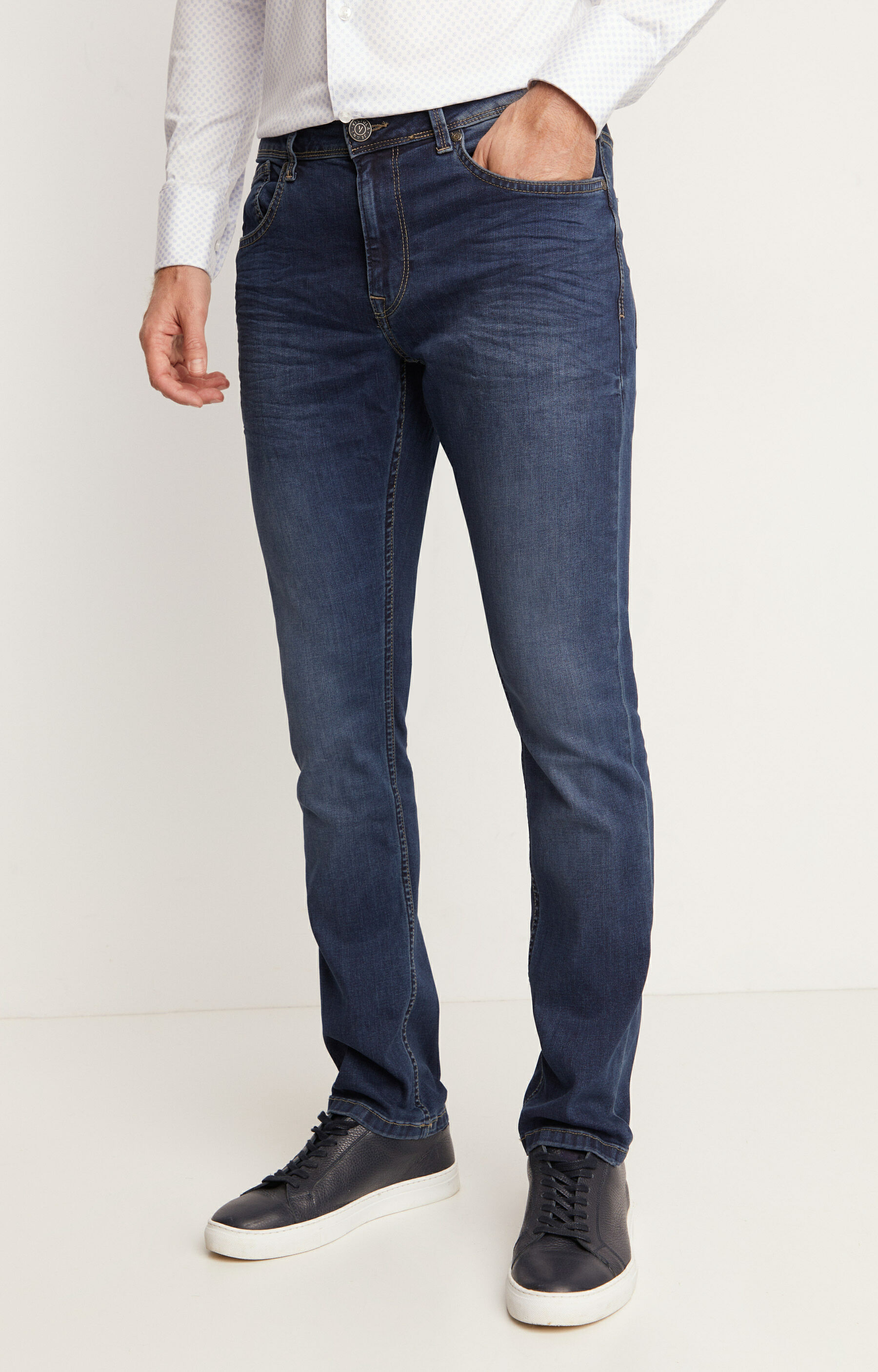 Klasyczne jeansy z przetarciami - 2