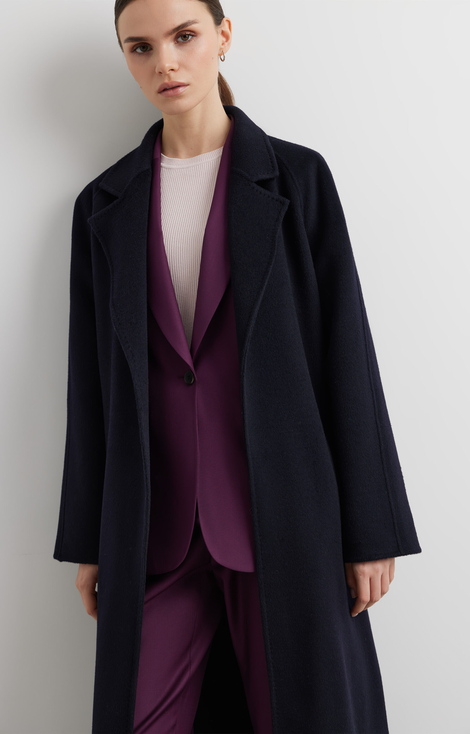 Kopertowy płaszcz z paskiem - 7