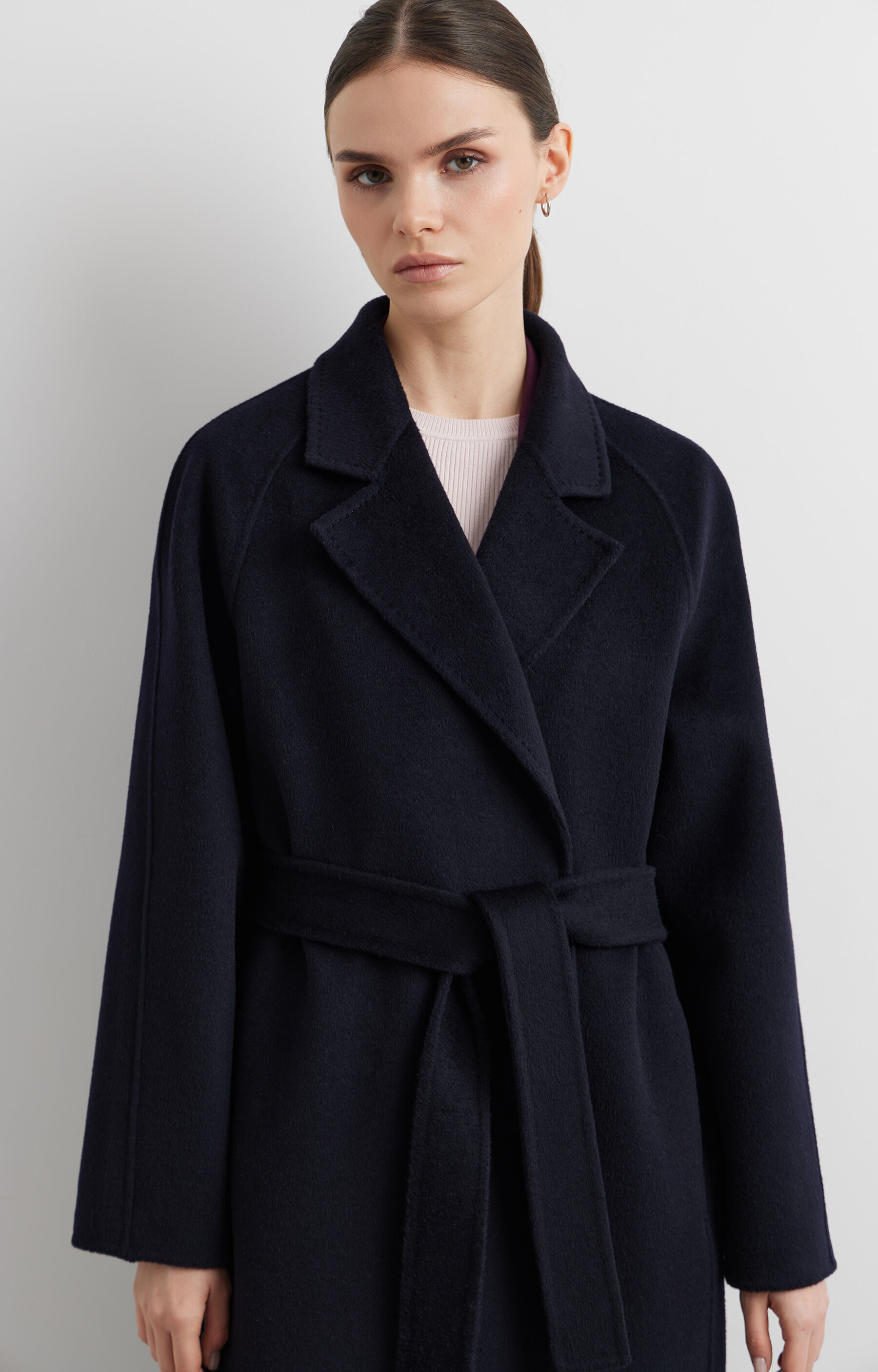 Kopertowy płaszcz z paskiem - 4